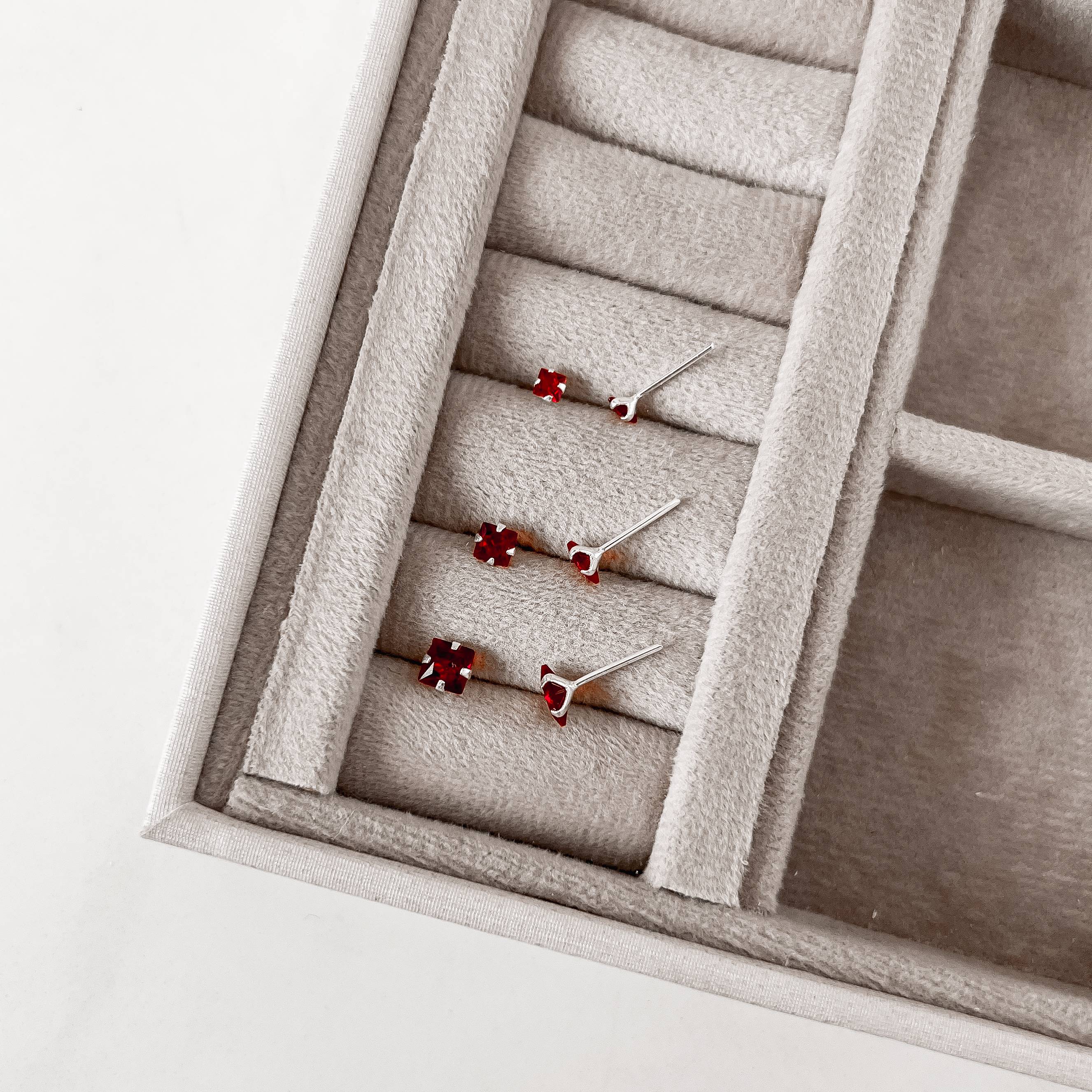 Imagem Secundária Trio zircônias quadradas 3, 4 e 5mm vermelho