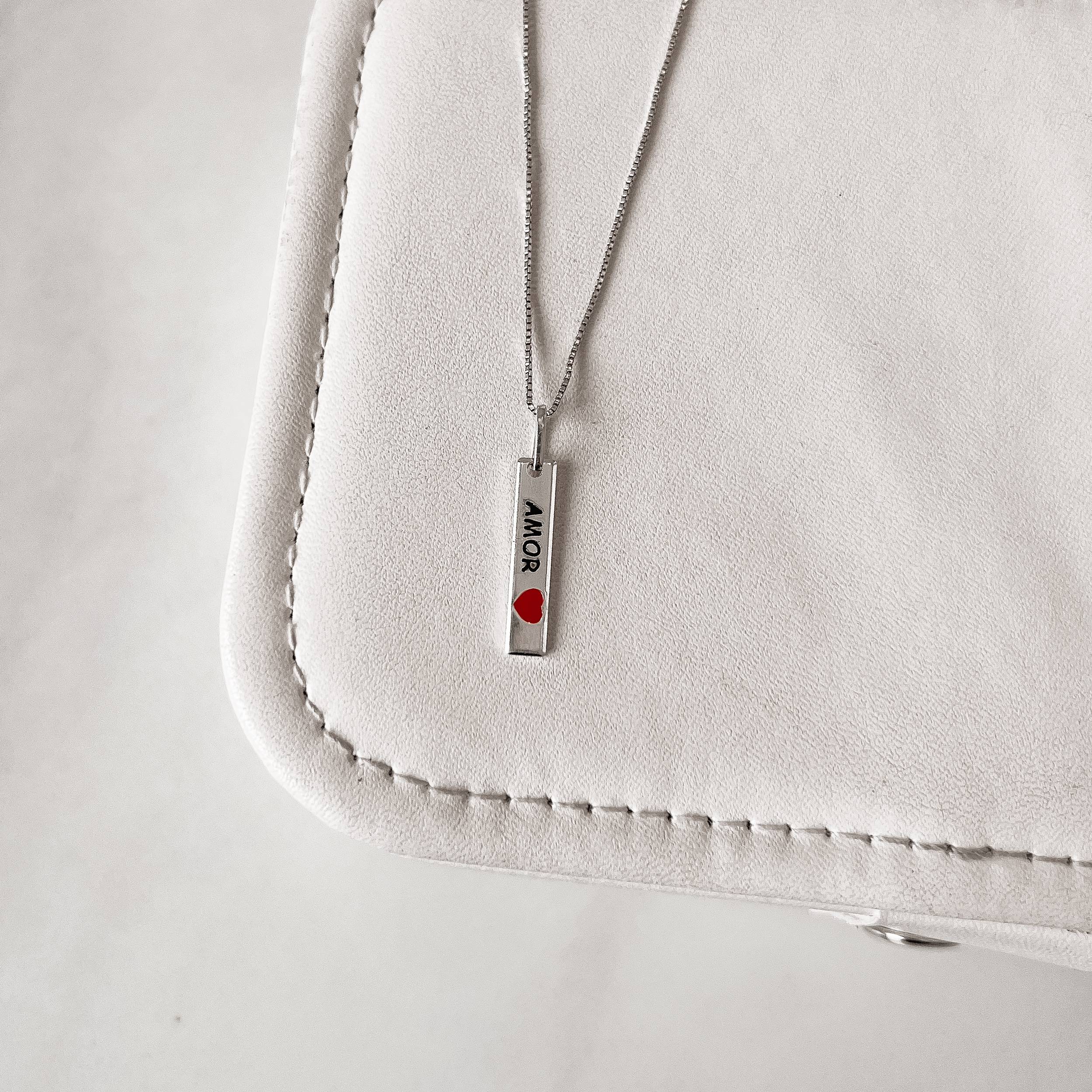 Imagem Colar pingente placa amor resina 20mm 45cm