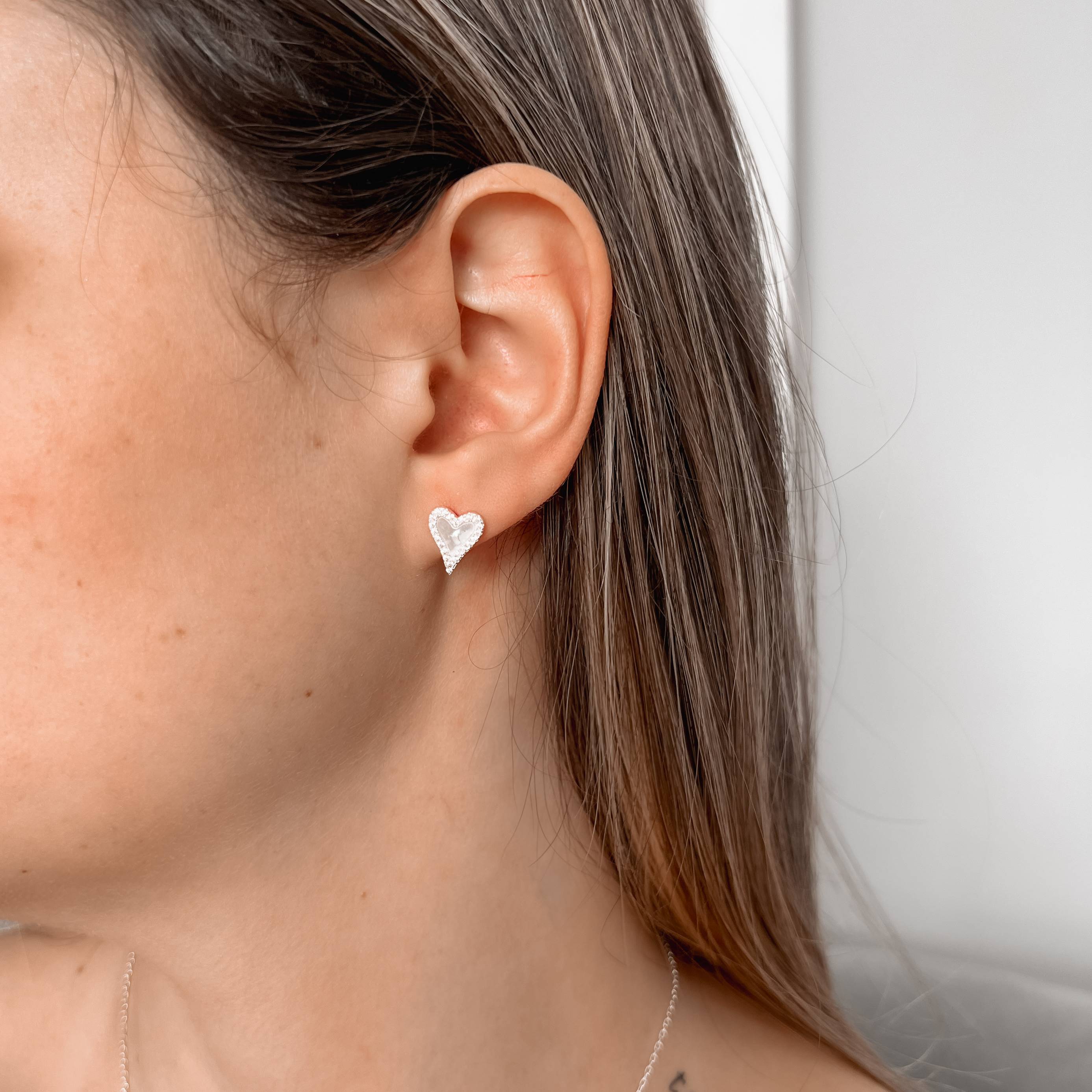 Imagem Secundária Conjunto brinco e colar coração madrepérola com cravejado 11mm corrente cadeado 45+5cm