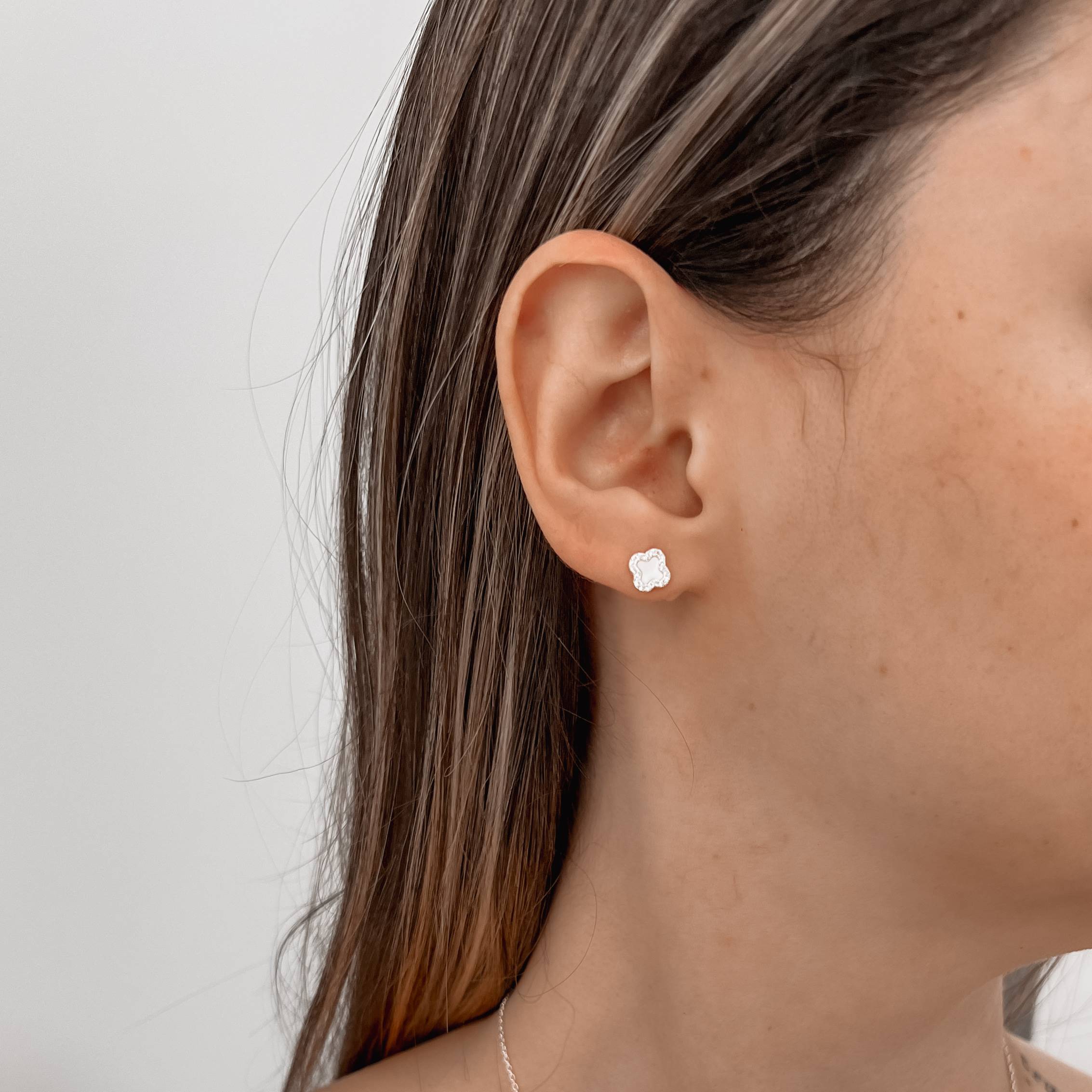 Imagem Secundária Conjunto brinco e colar trevo madrepérola com cravejado 7mm 40cm com extensor