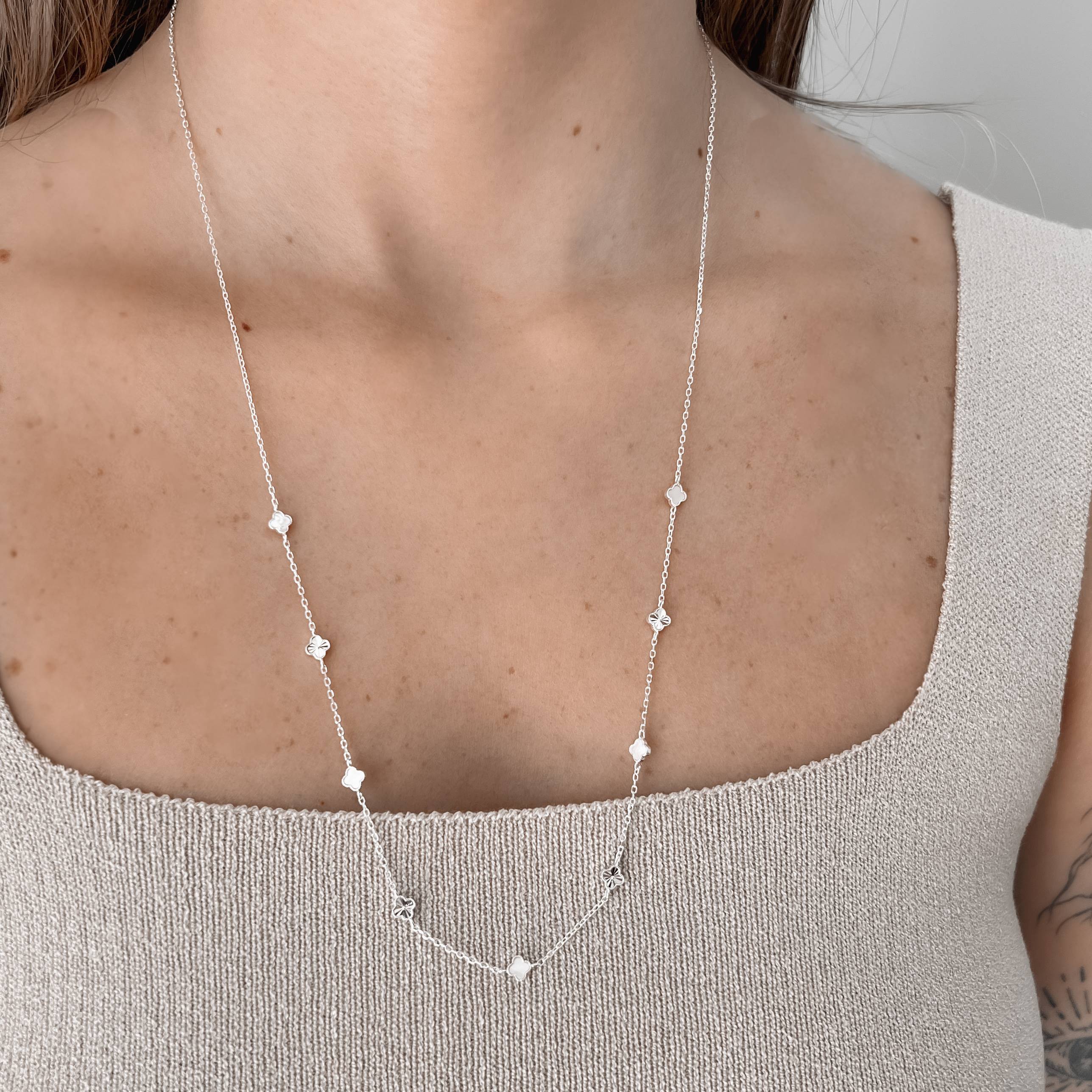 Imagem Secundária Colar entremeio trevos madrepérola e vinco 5mm corrente cadeado 60+5cm