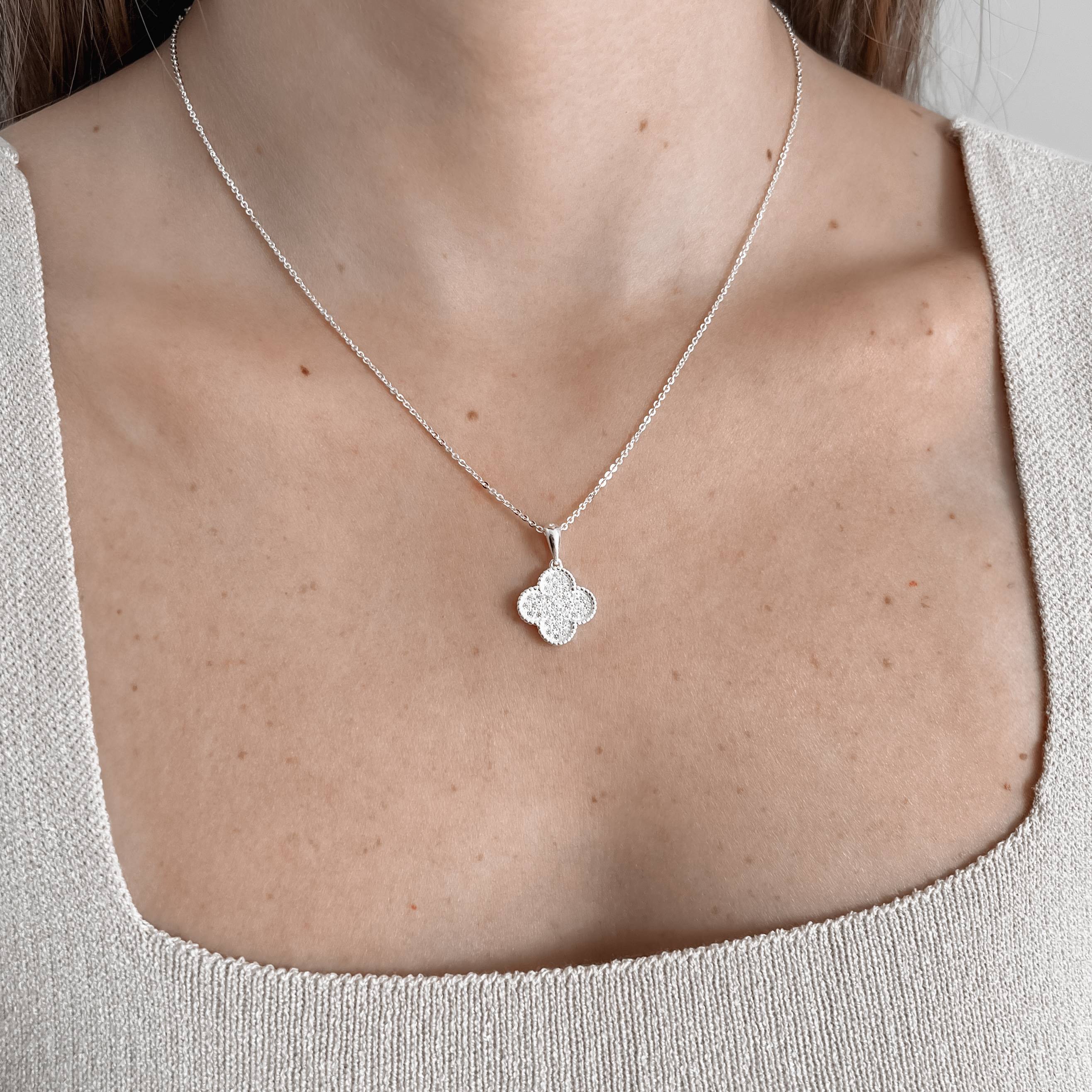 Imagem Secundária Colar pingente trevo cravejado 15mm corrente cadeadinho 45cm