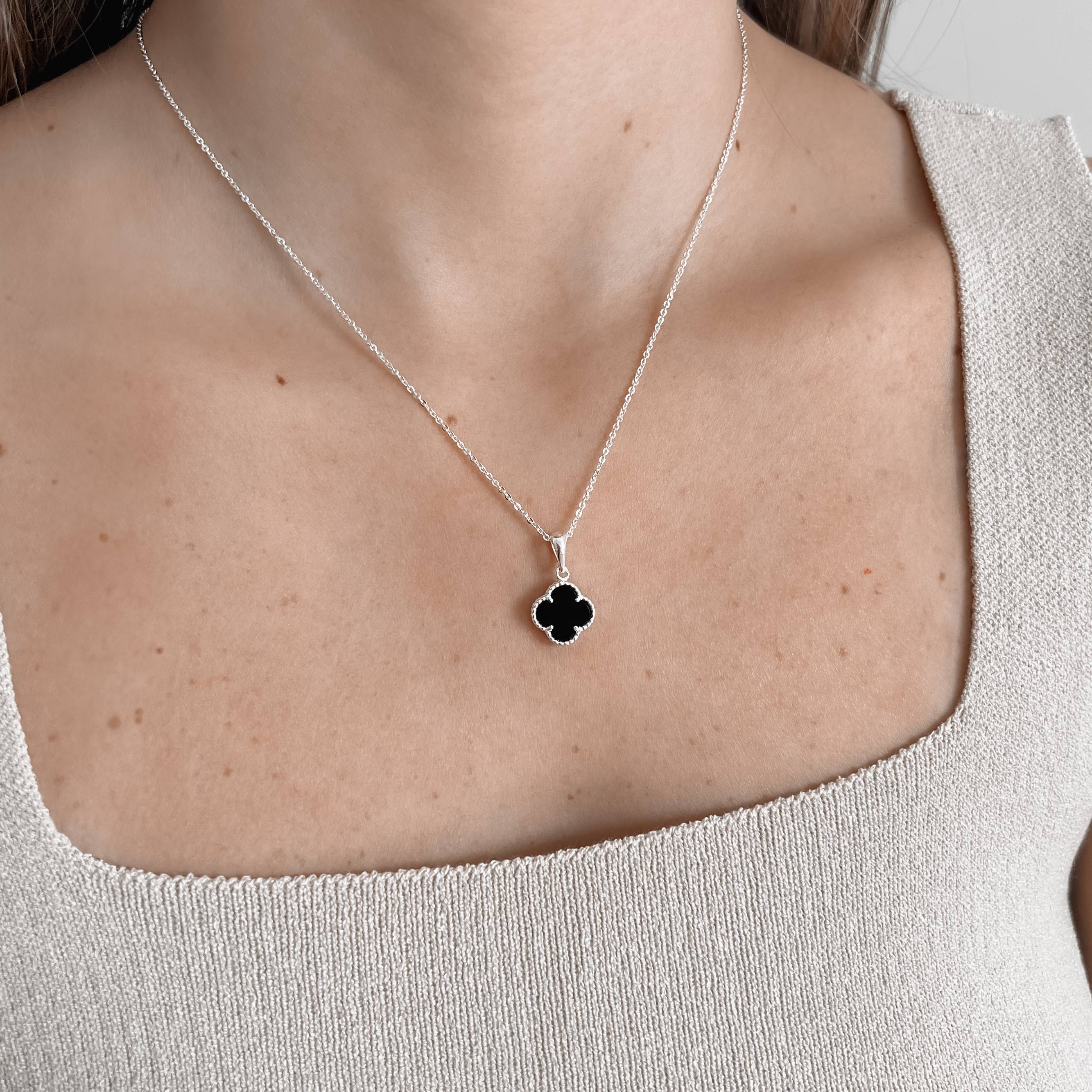 Imagem Secundária Colar pingente trevo pedra ônix com bolinhas 12mm corrente cadeadinho 45cm