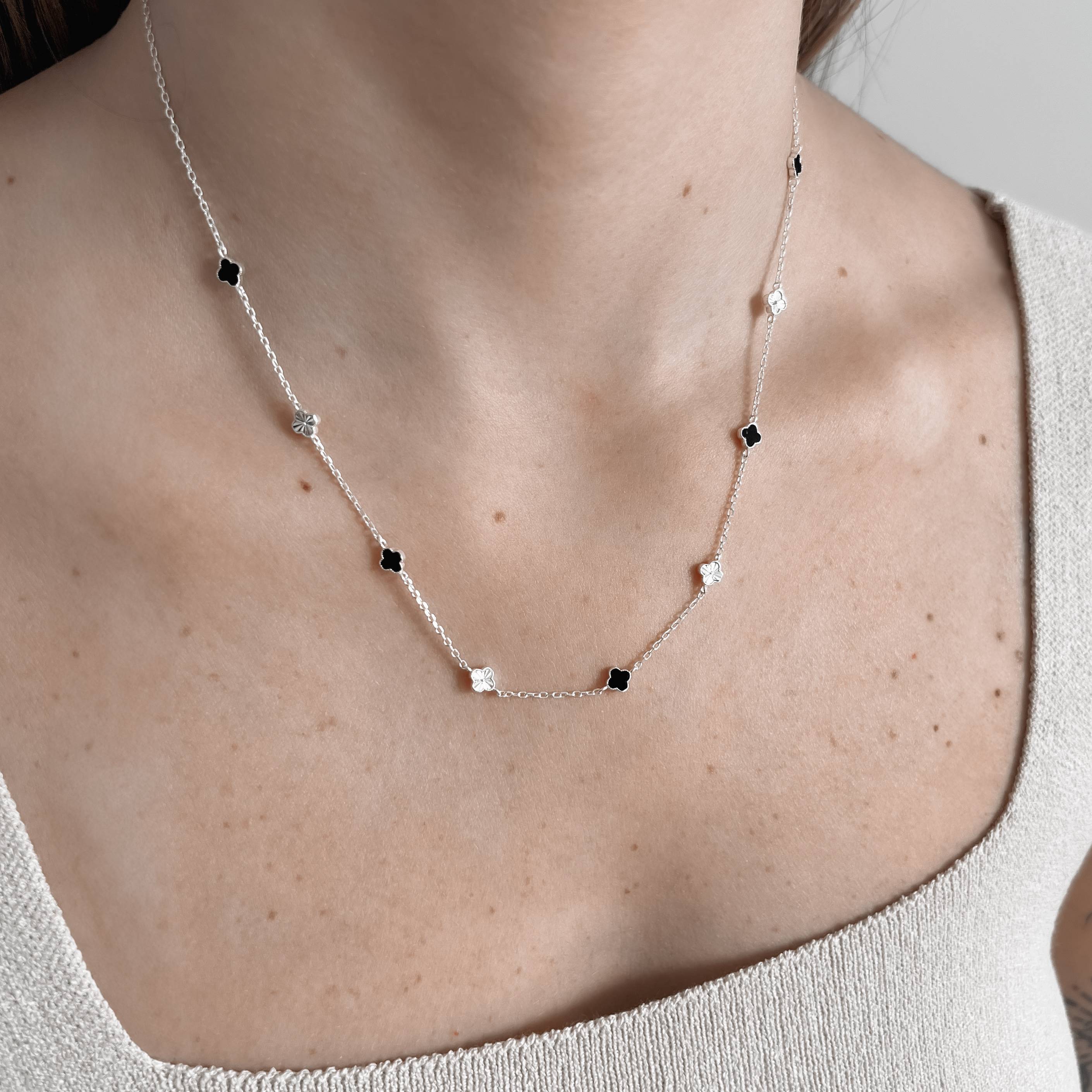 Imagem Secundária Colar entremeio trevos pedra ônix e vinco 5mm corrente cadeado 45+5cm