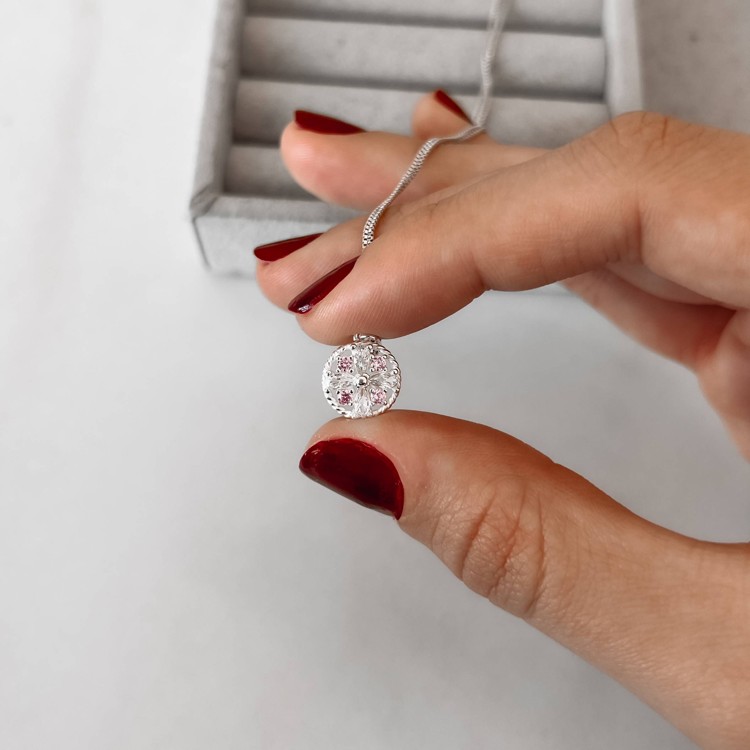 Colar pingente mandala cravejado cristal e rosa 10mm 45cm