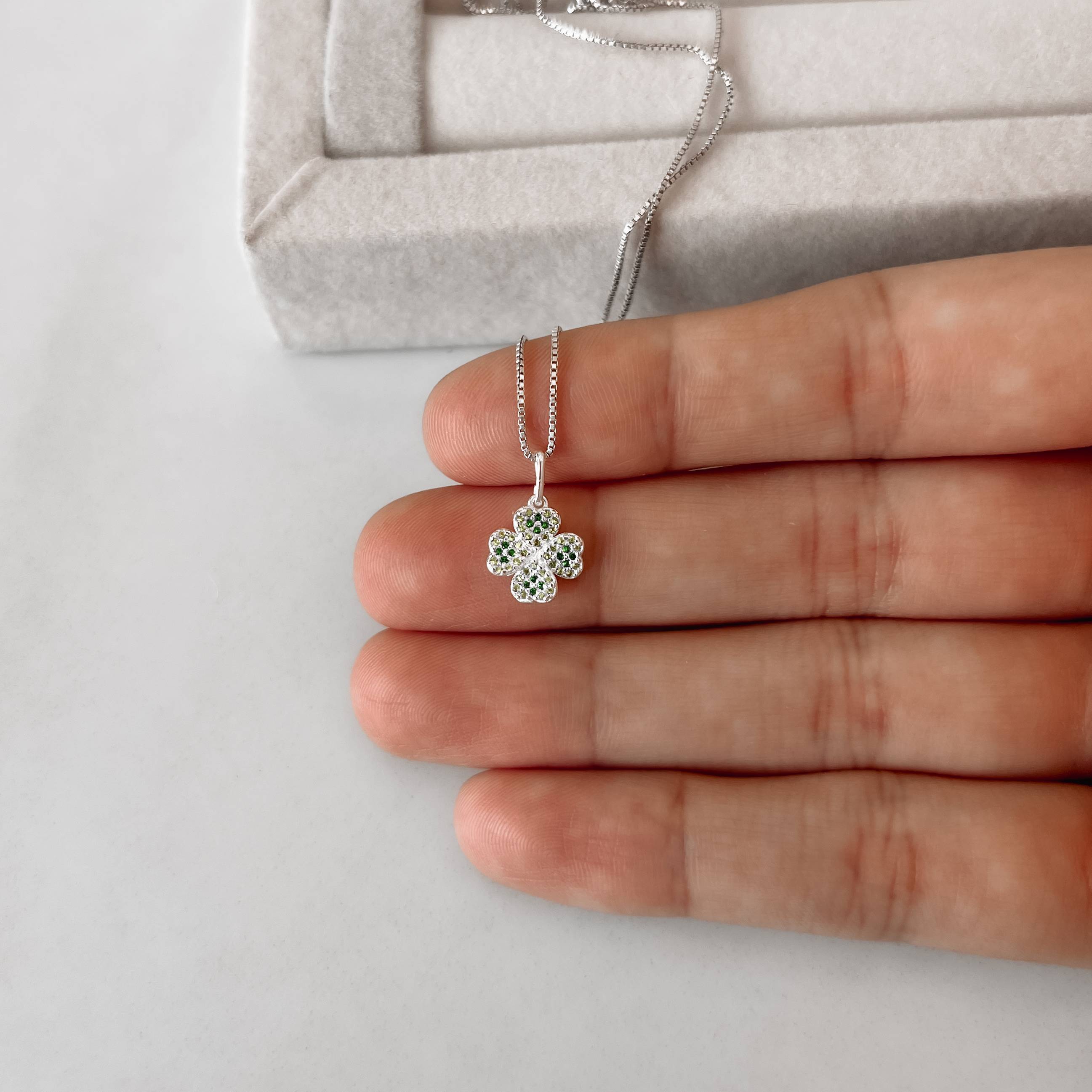 Imagem Colar pingente trevo cravejado verde 9mm 40cm