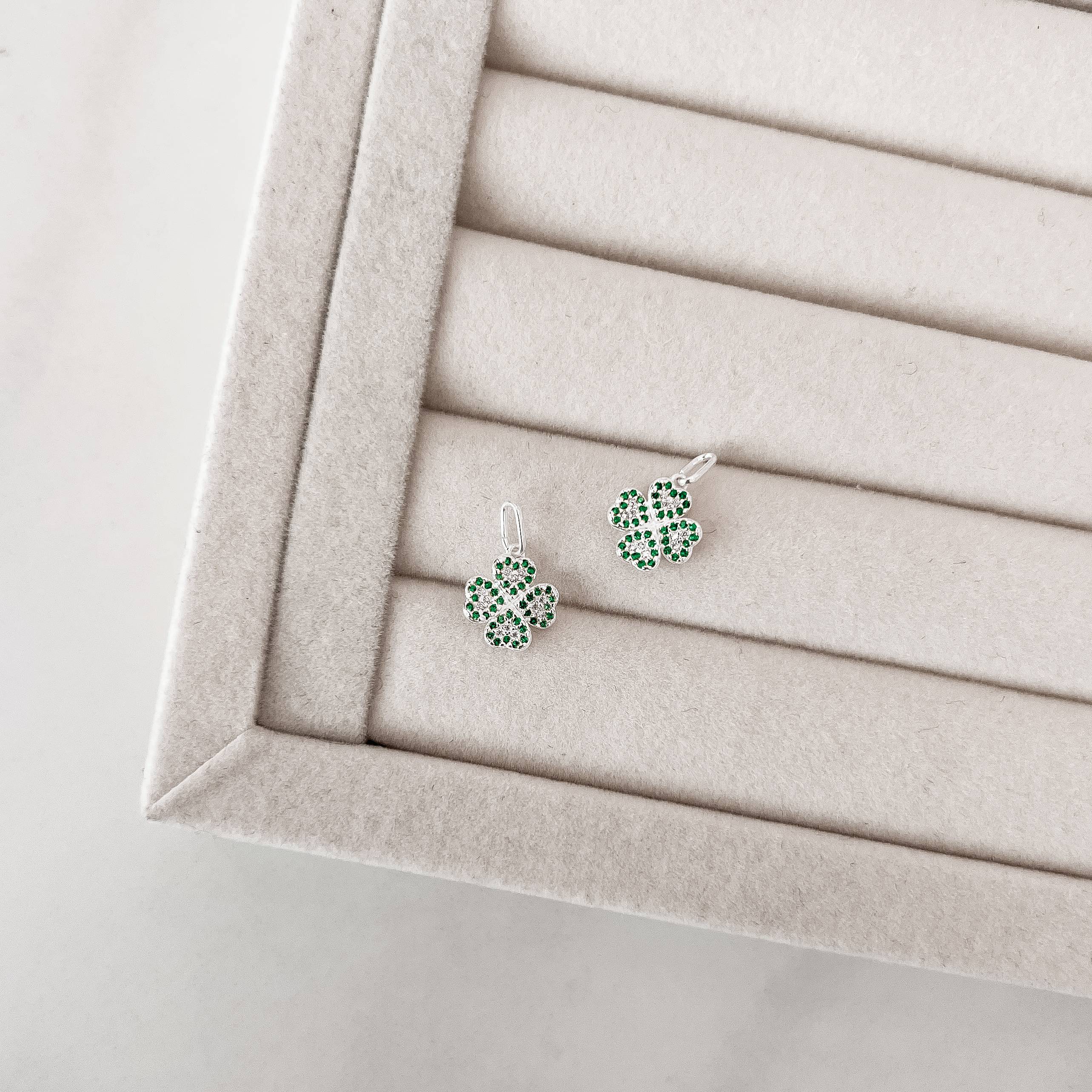 Imagem Secundária Pingente trevo cravejado verde e cristal 9mm