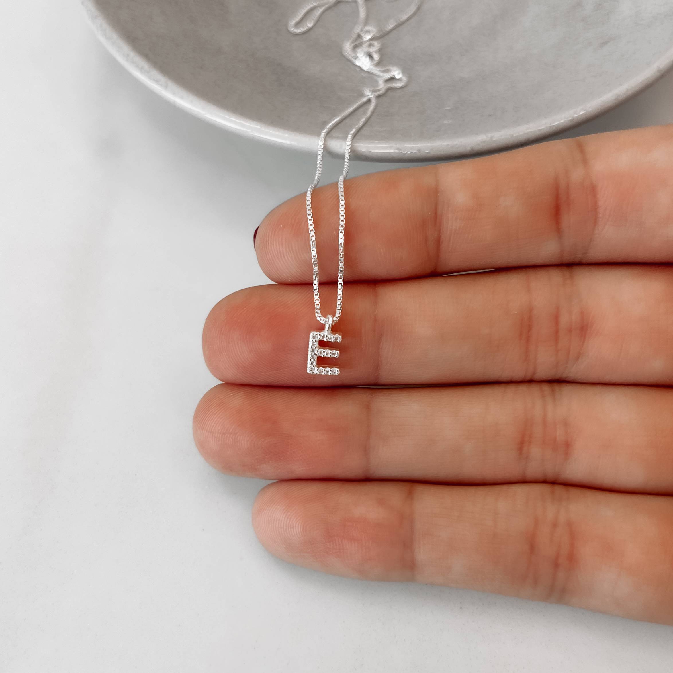 Imagem Colar pingente letra E cravejada 6mm 40cm
