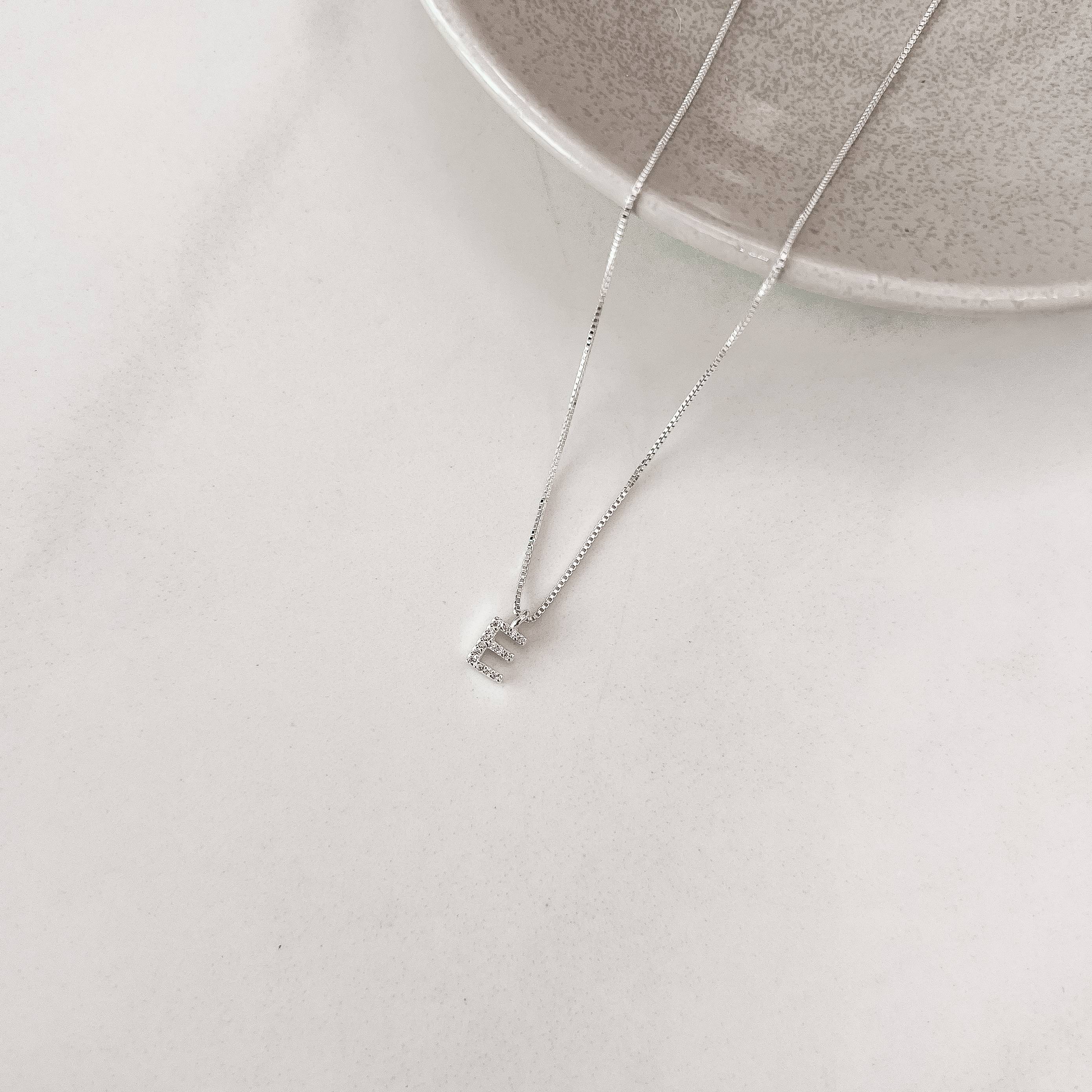 Imagem Secundária Colar pingente letra E cravejada 6mm 40cm