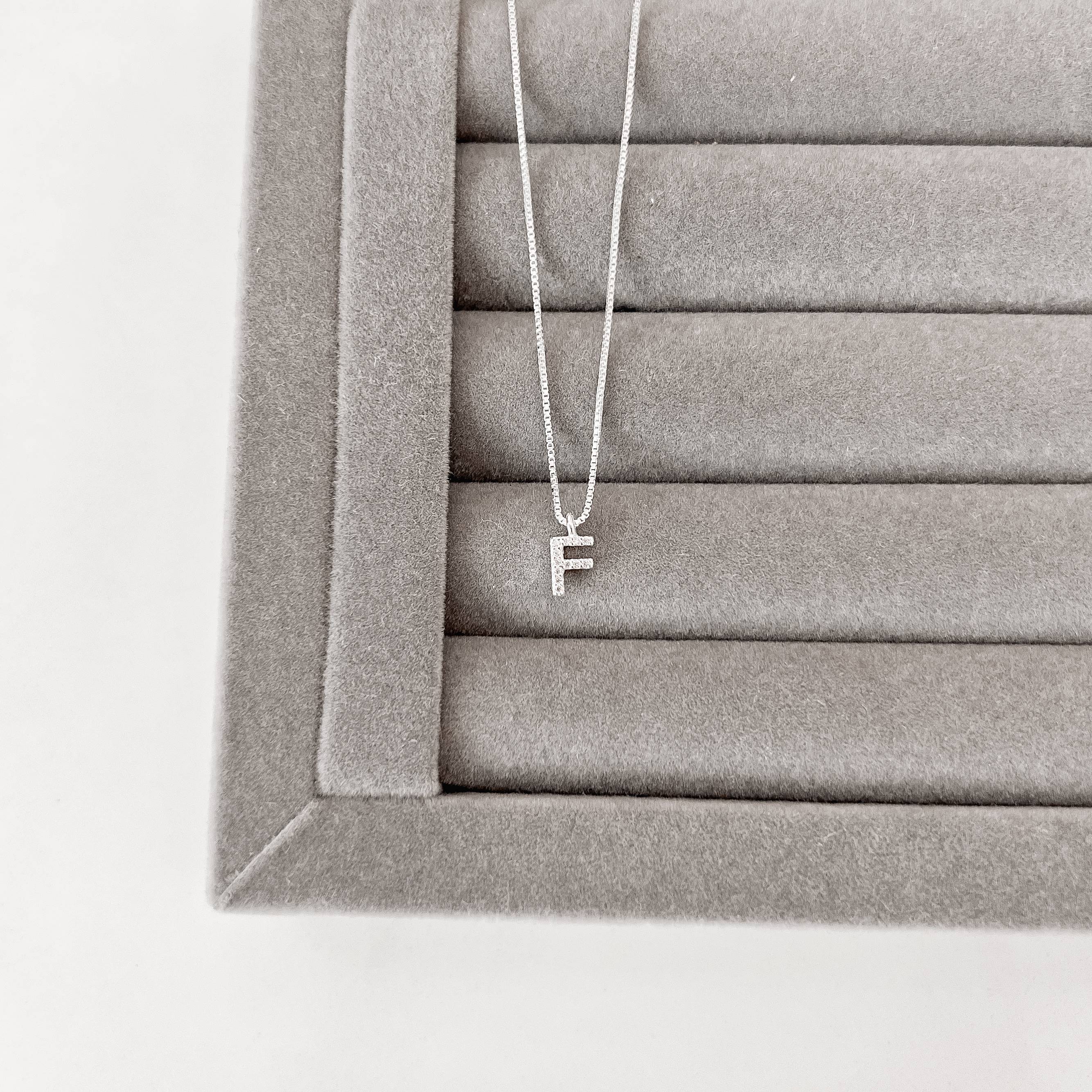 Imagem Colar pingente letra F cravejada 6mm 40cm