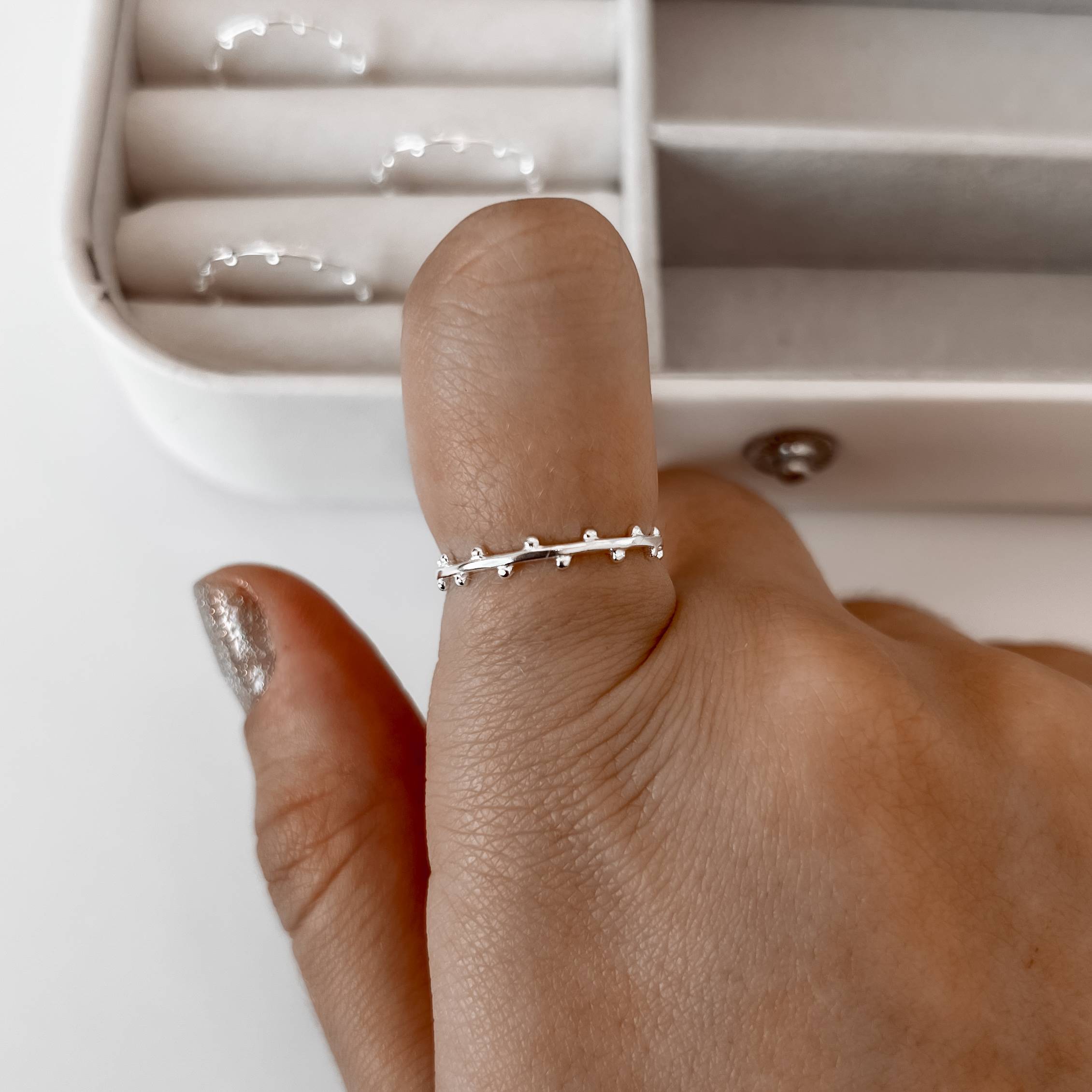 Anel fino com bolinhas