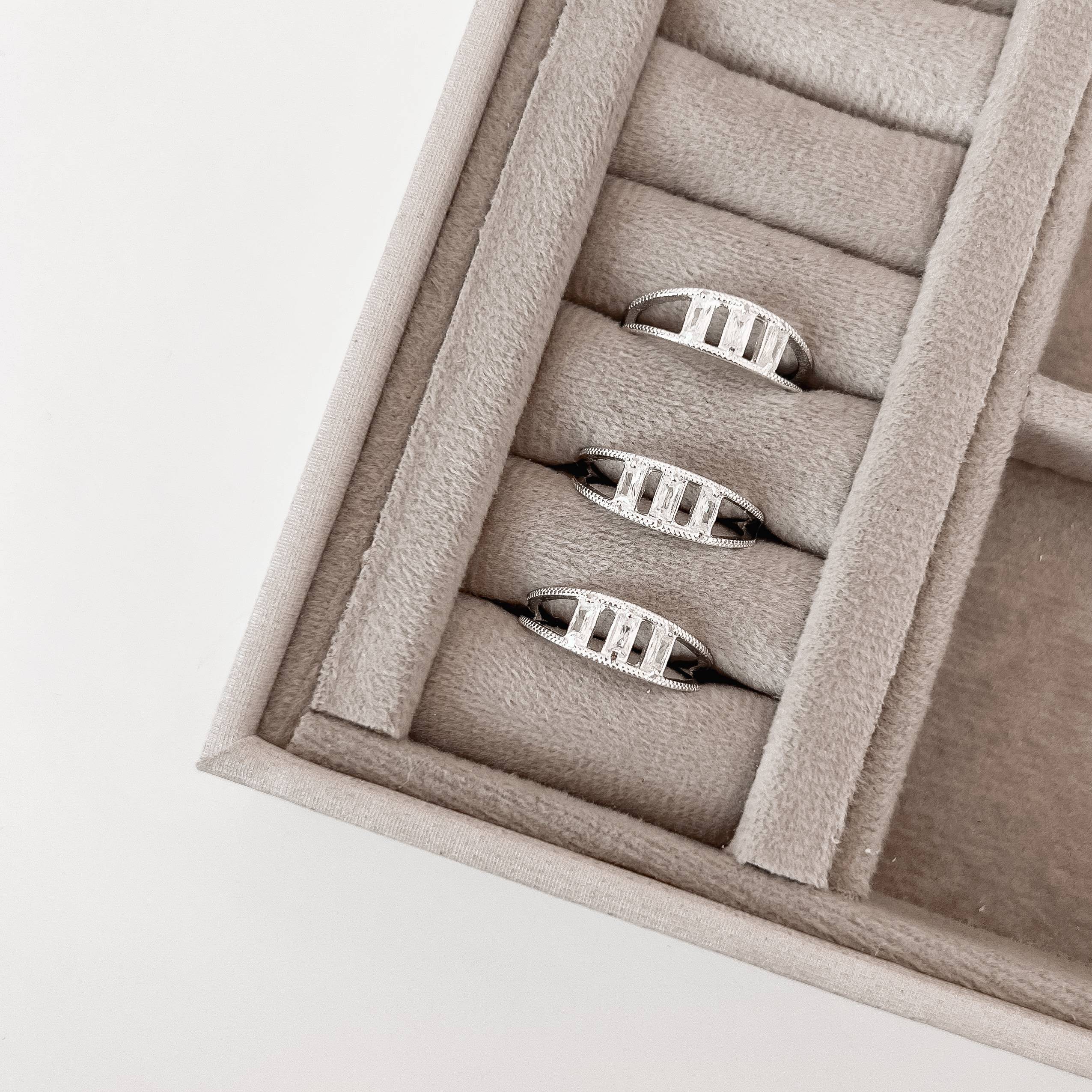 Anel 2 fios trabalhados com zircônias retangulares