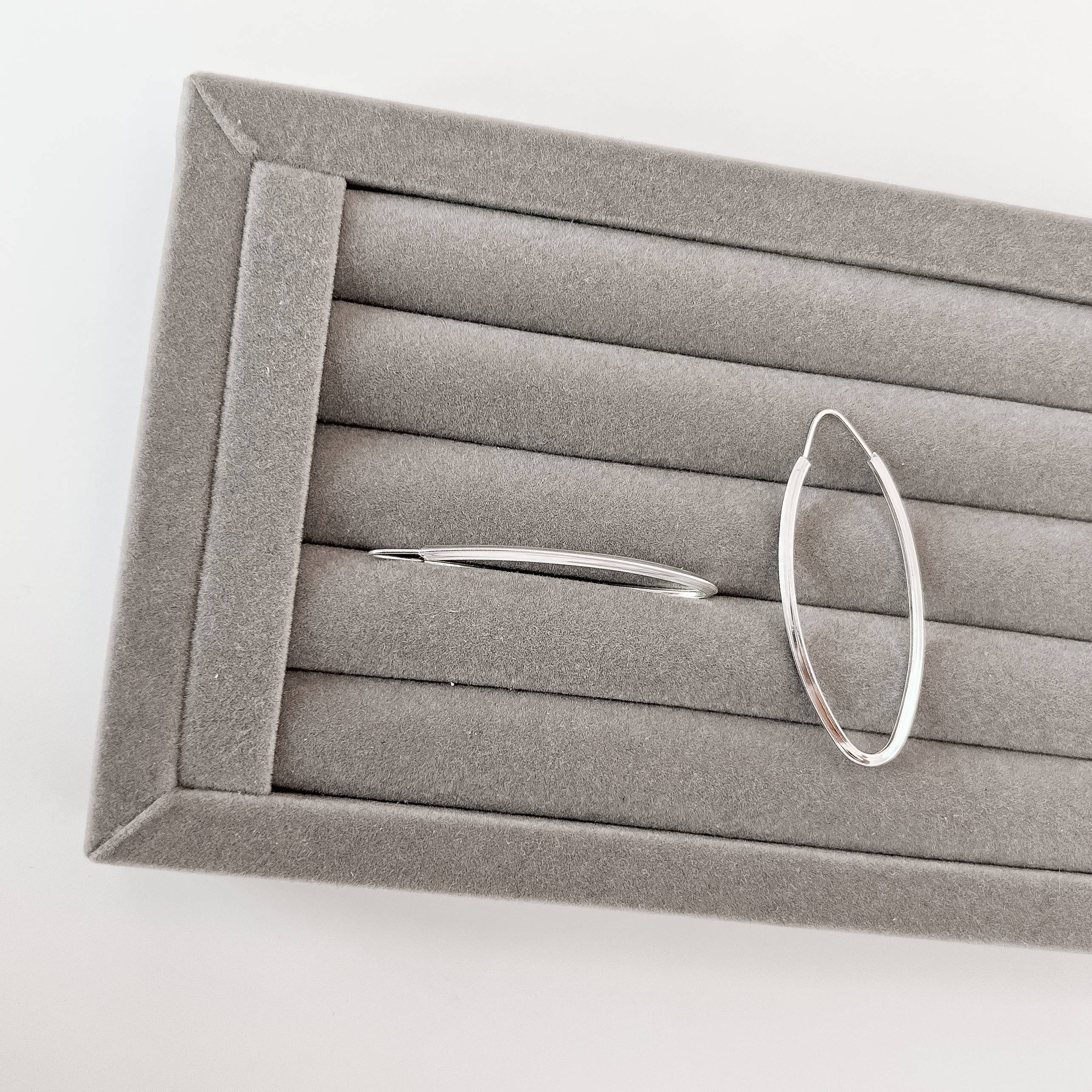 Argola oval 50x21mm fio triângulo