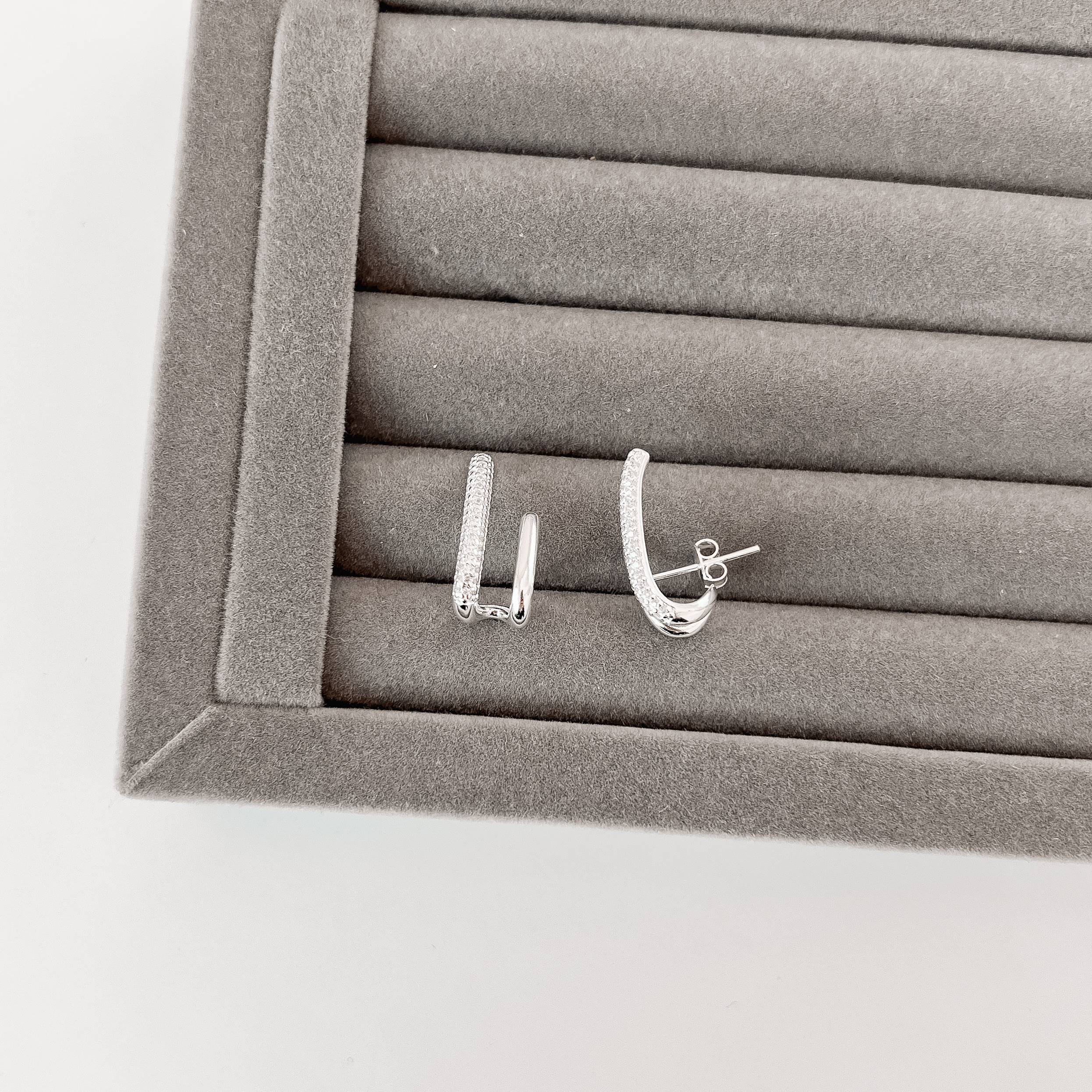 Imagem Secundária Brinco 2 fios assimétricos liso e cravejado 22mm