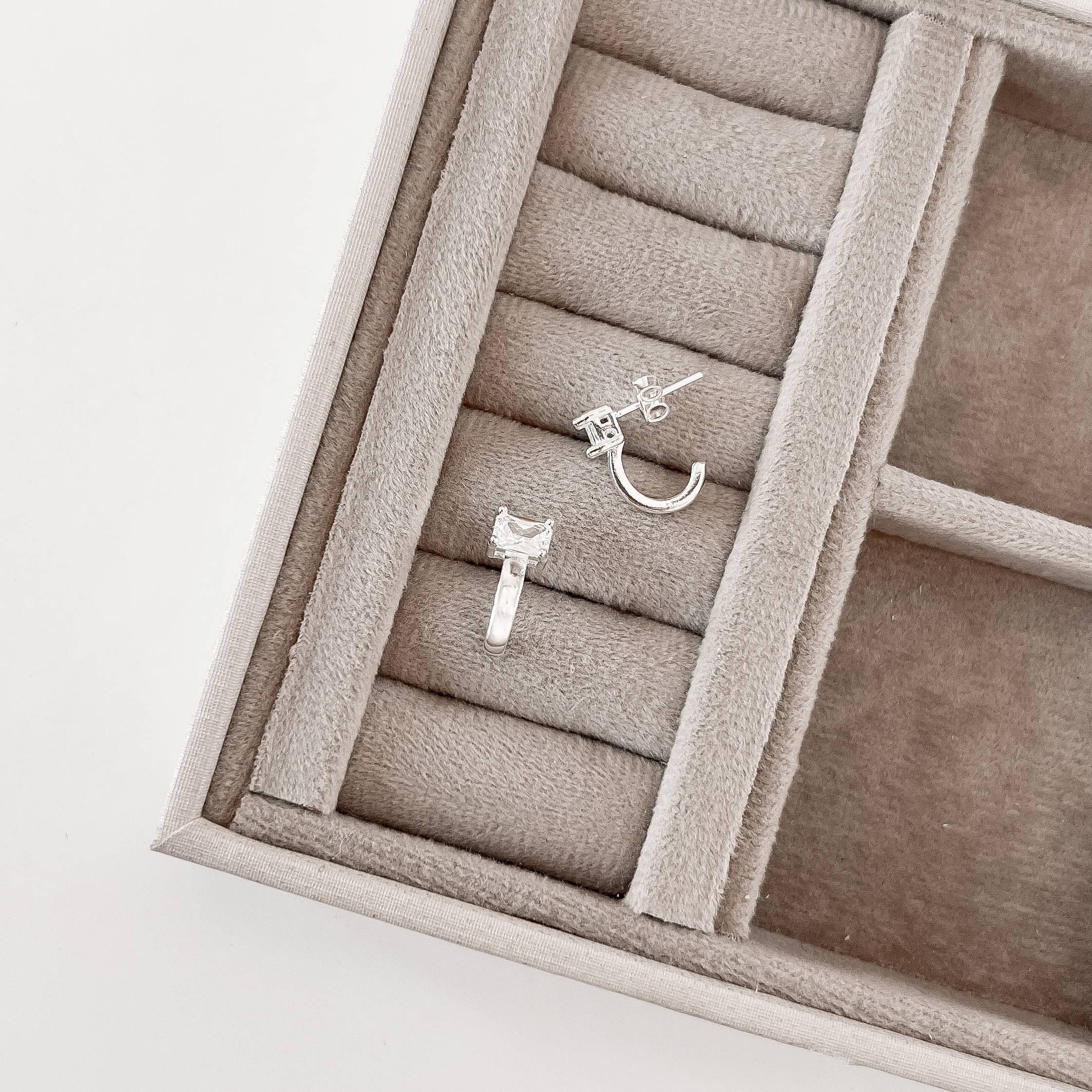 Brinco meia argola com zircônia retangular 14mm tarraxa