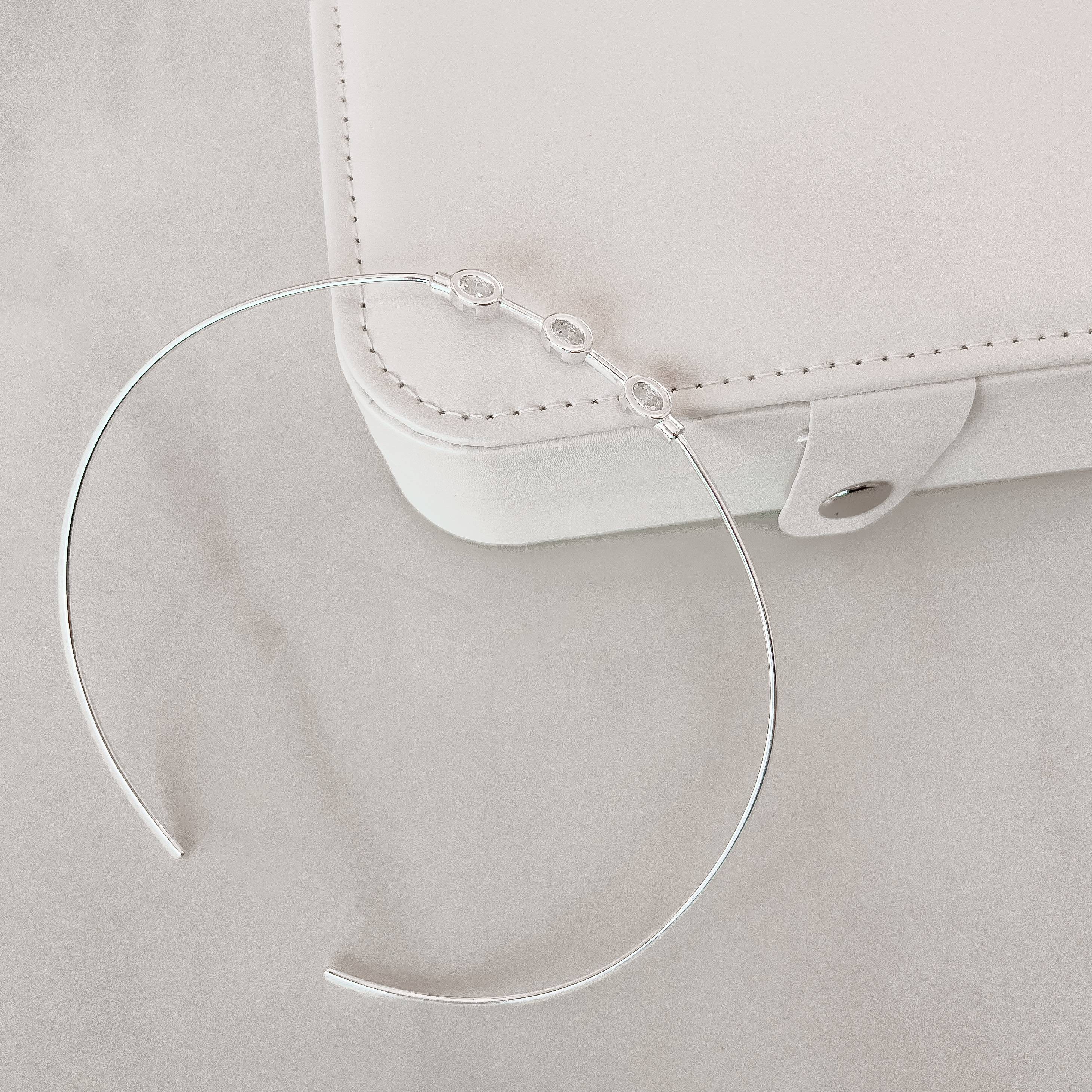 Imagem Colar aro 3 zircônias ovais aberto