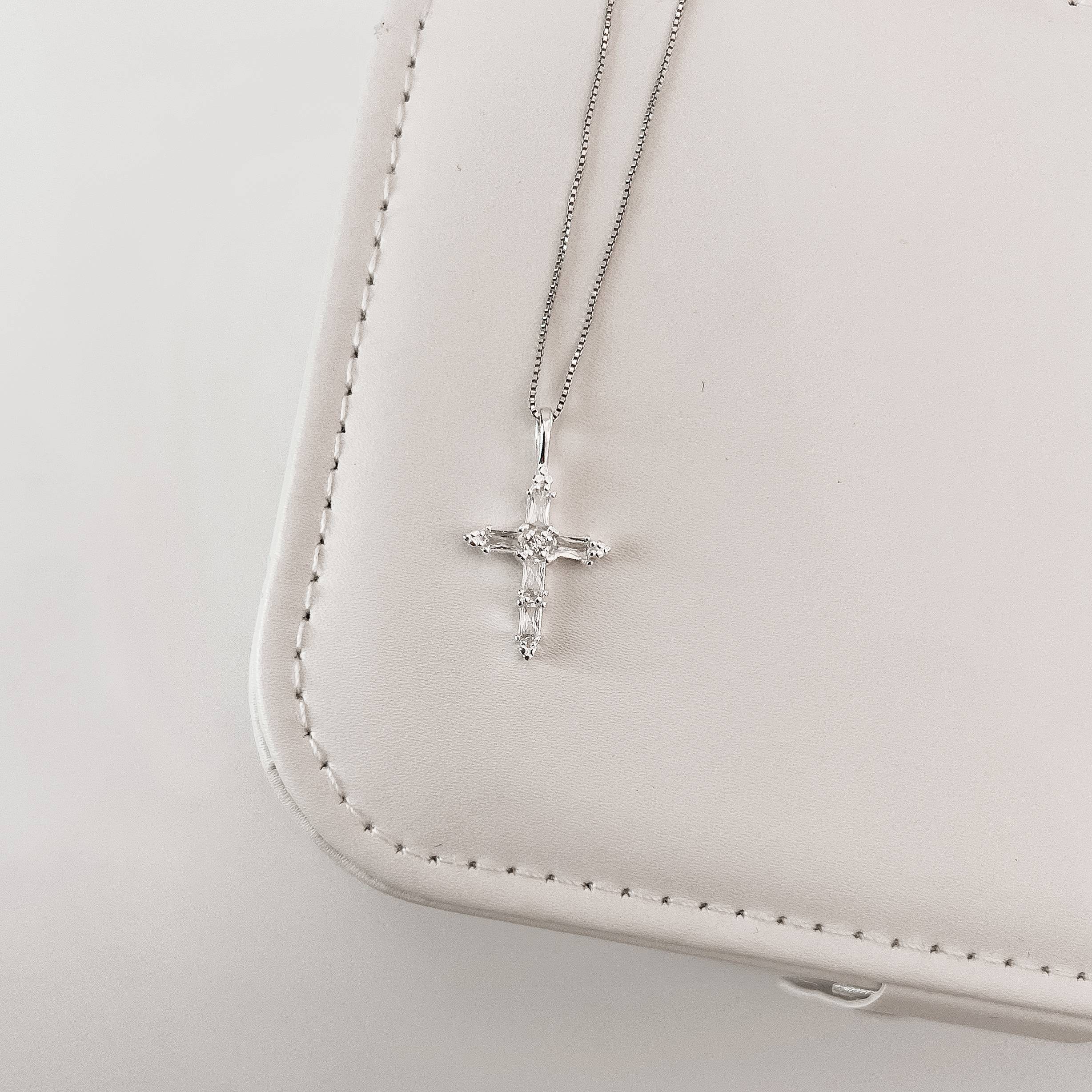 Imagem Secundária Colar pingente cruz cravejada 19mm 45cm