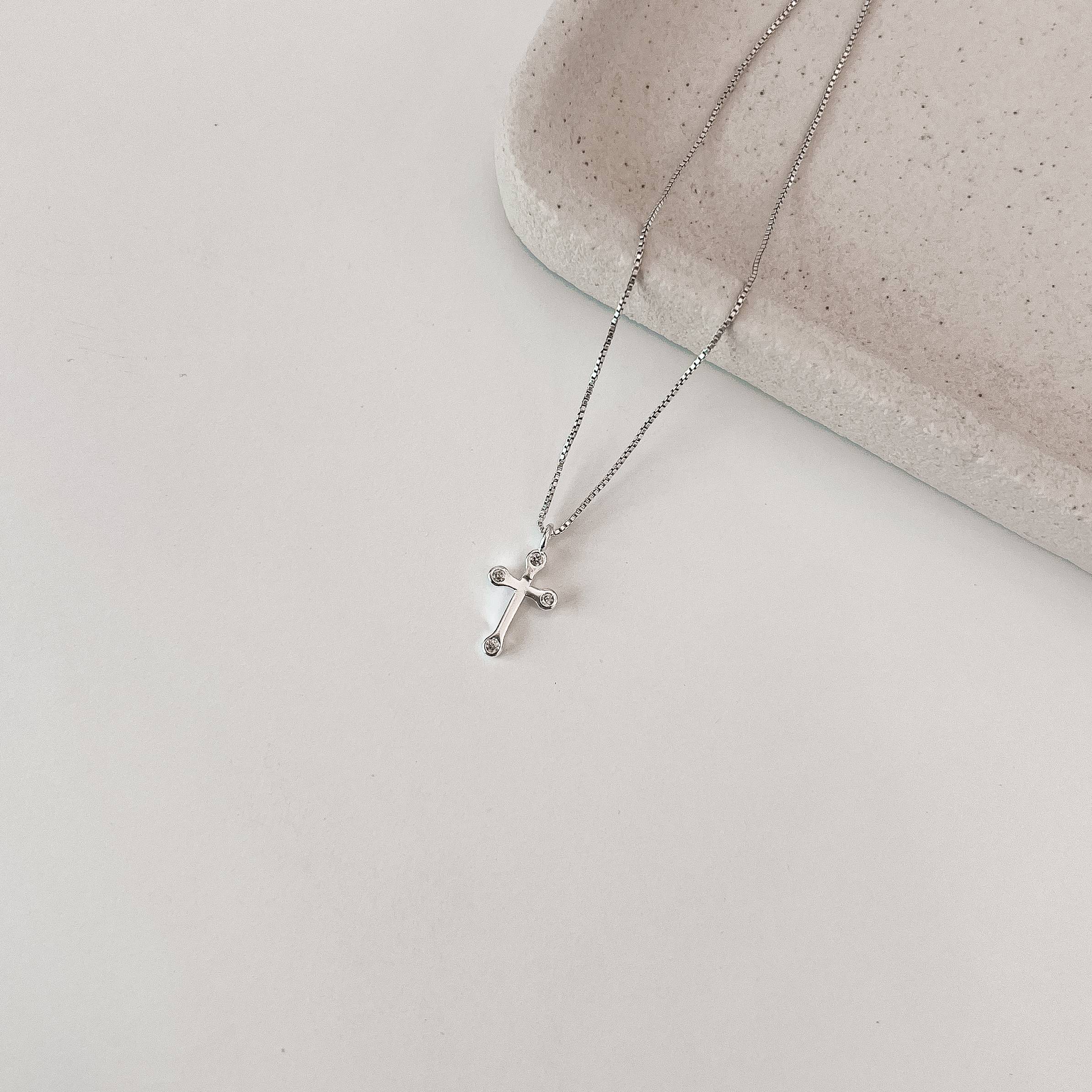 Imagem Colar pingente cruz com zircônias 13mm 45cm