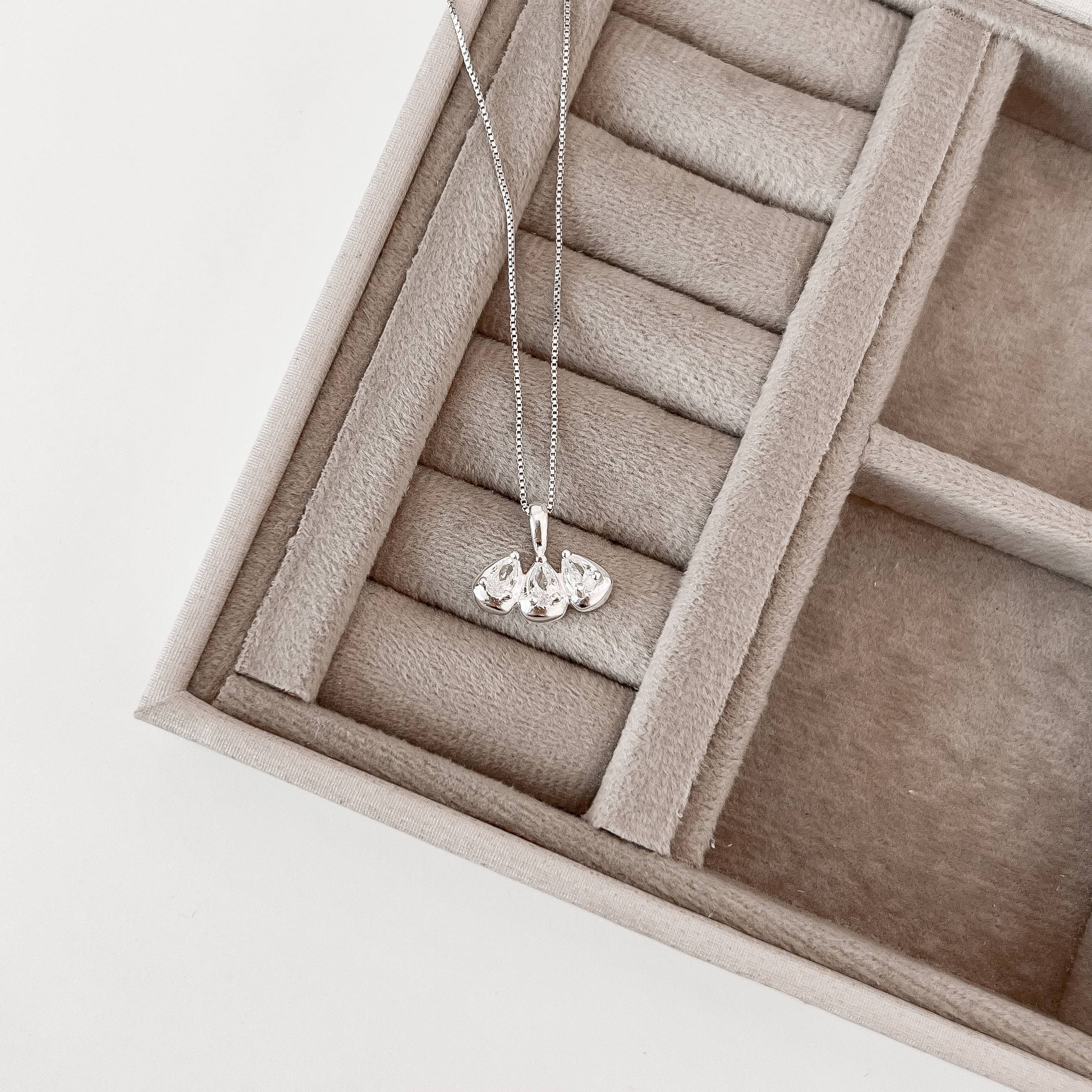 Imagem Colar pingente 3 zircônias gota 16mm 45cm