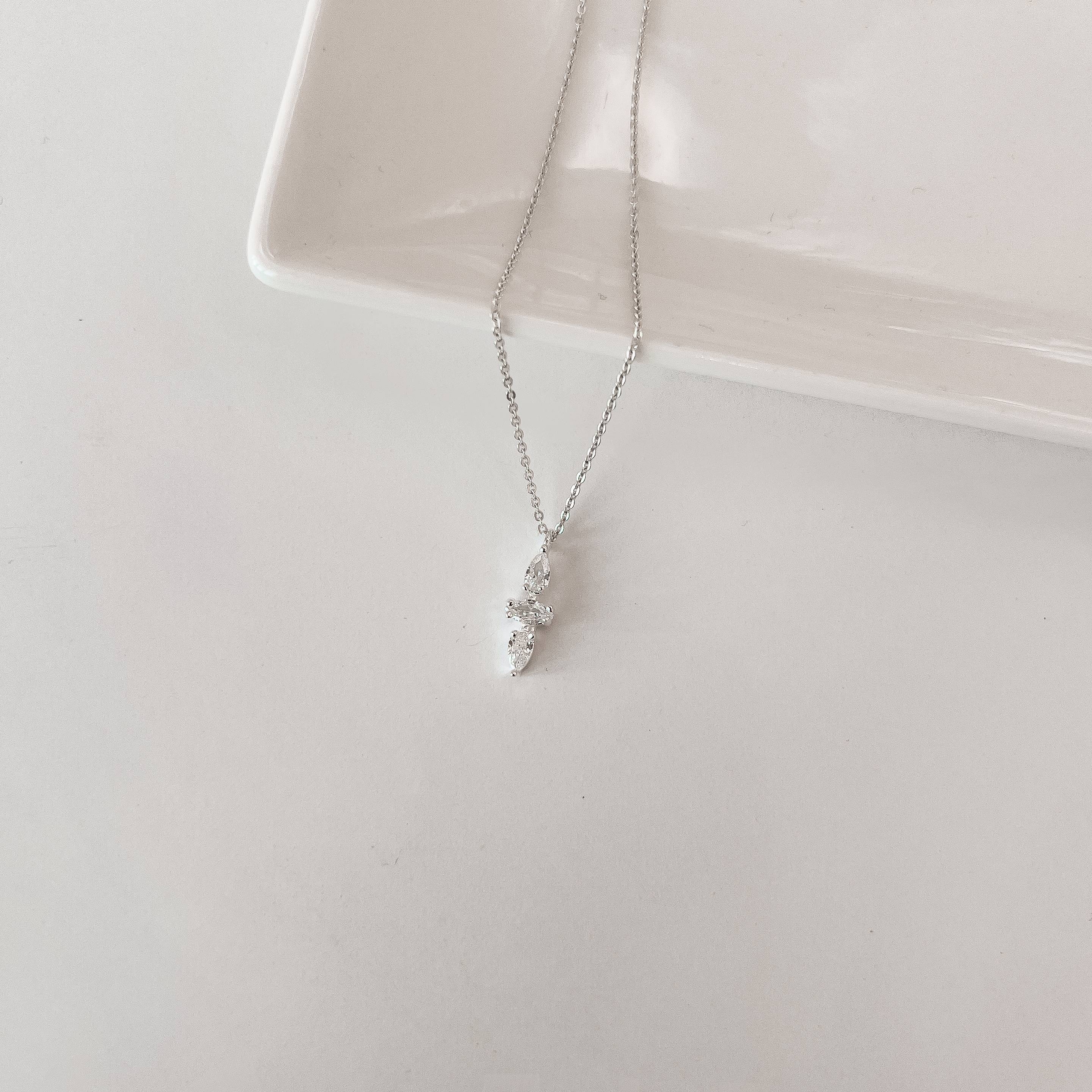 Imagem Colar pingente zircônias 17mm corrente cadeadinho 45cm