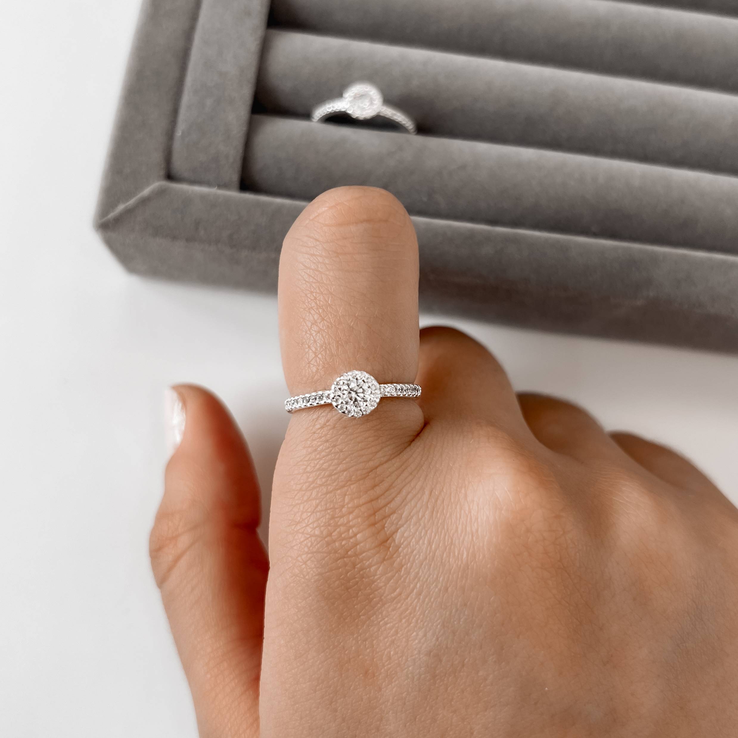 Imagem Secundária Anel meia aliança detalhe botão com zircônia