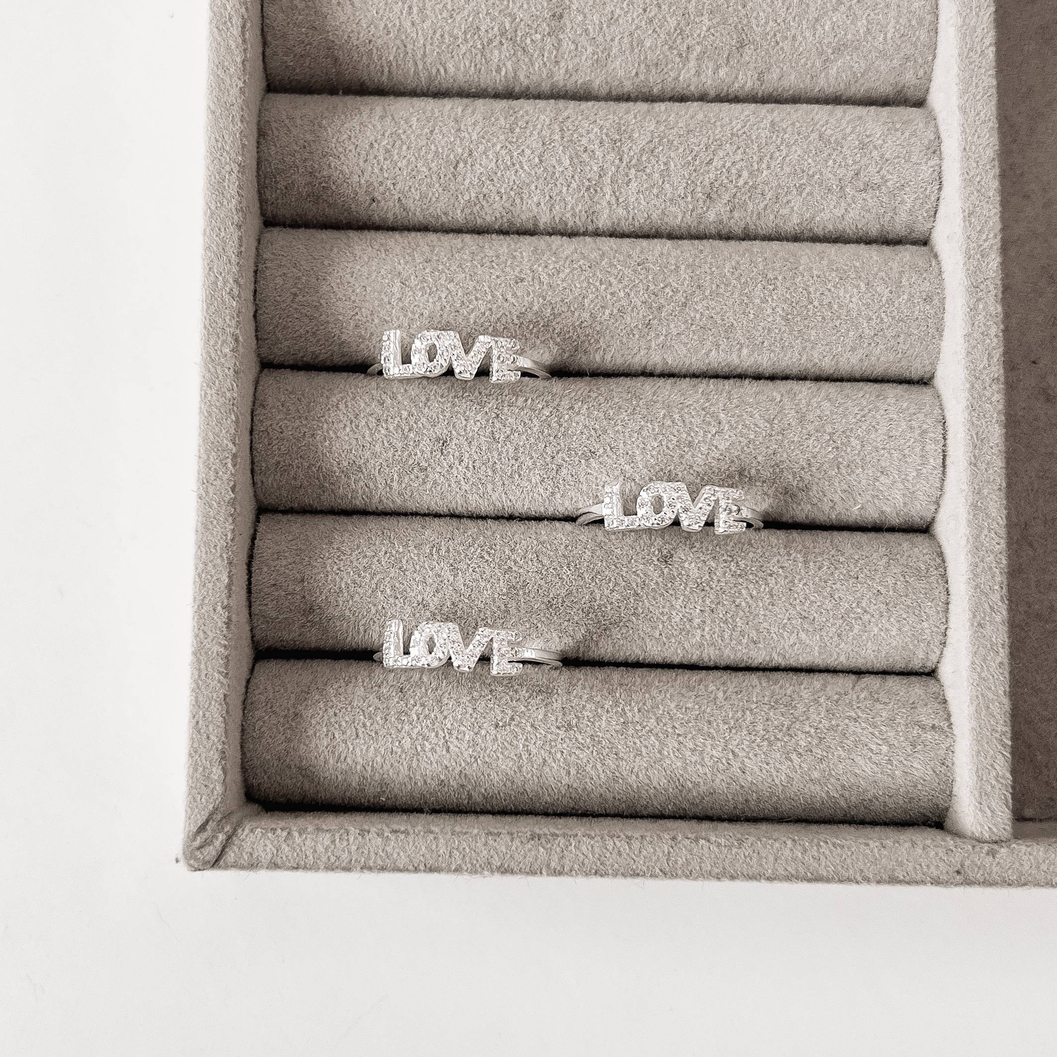 Anel escrito love cravejado