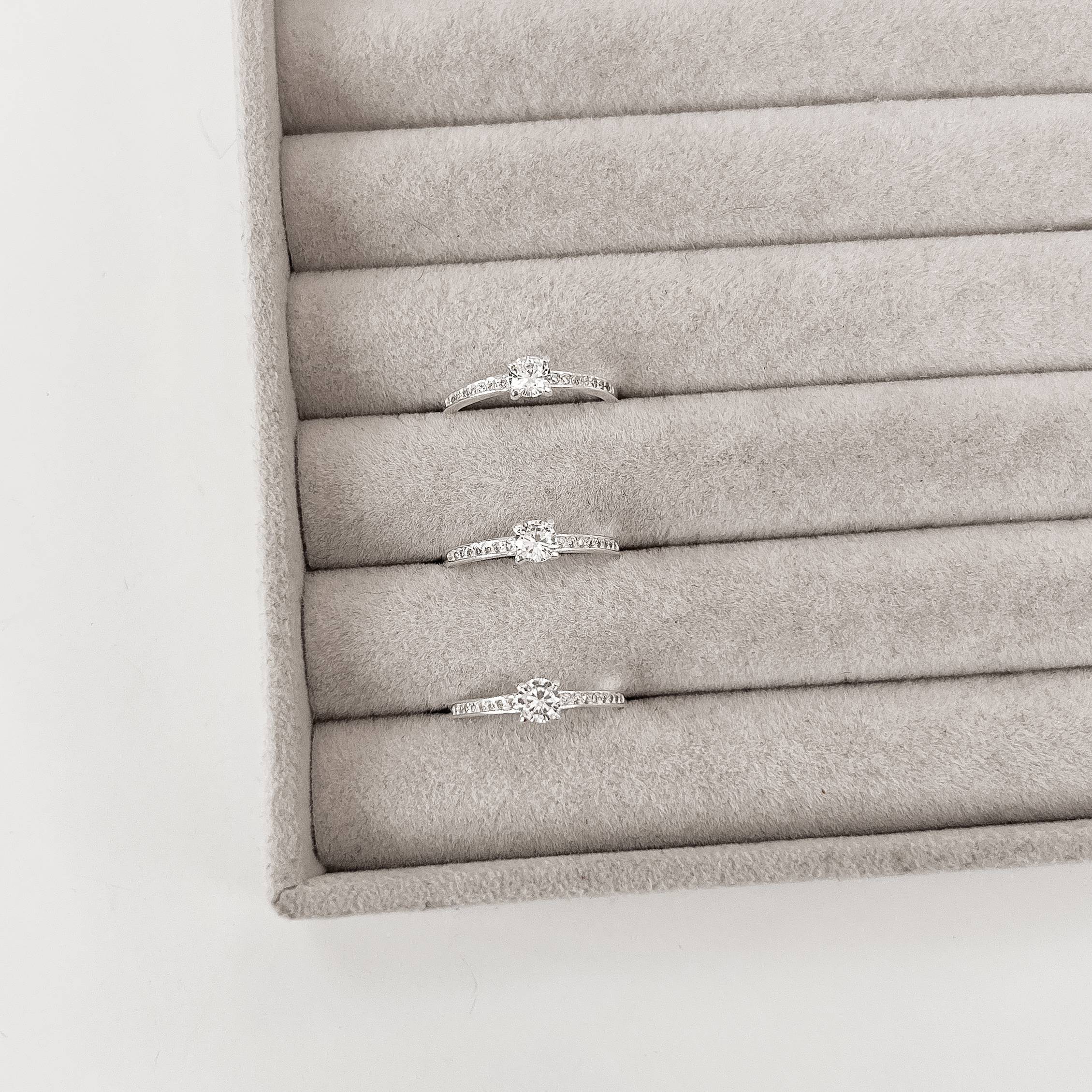 Anel meia aliança detalhe zircônia 4mm