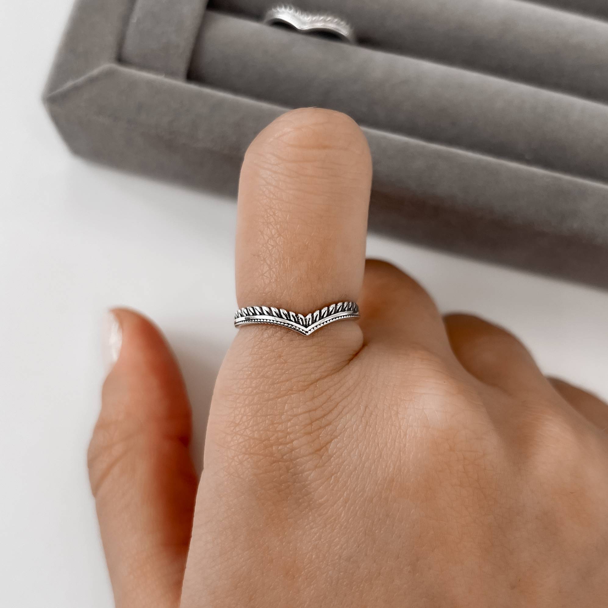 Imagem Secundária Anel V desenhado envelhecido