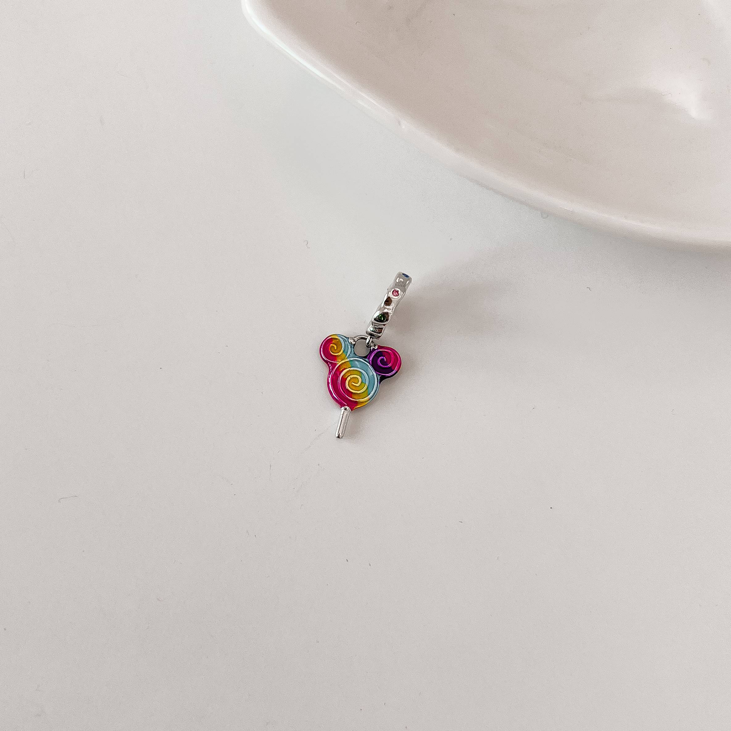 Imagem Secundária Berloque pingente pirulito Mickey resina 16mm elo cravejado envelhecido