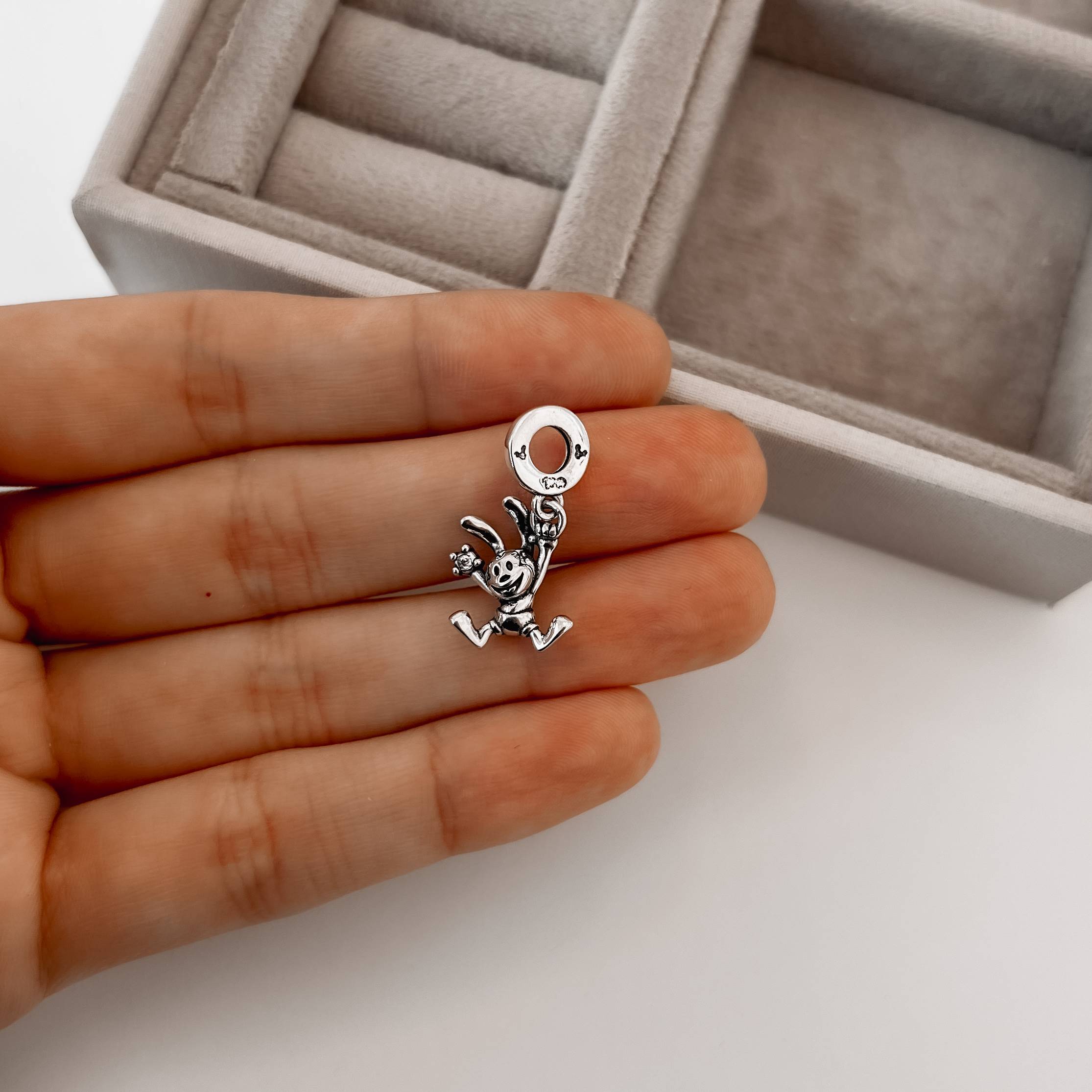 Imagem Secundária Berloque pingente Oswald detalhe zircônia 15mm envelhecido