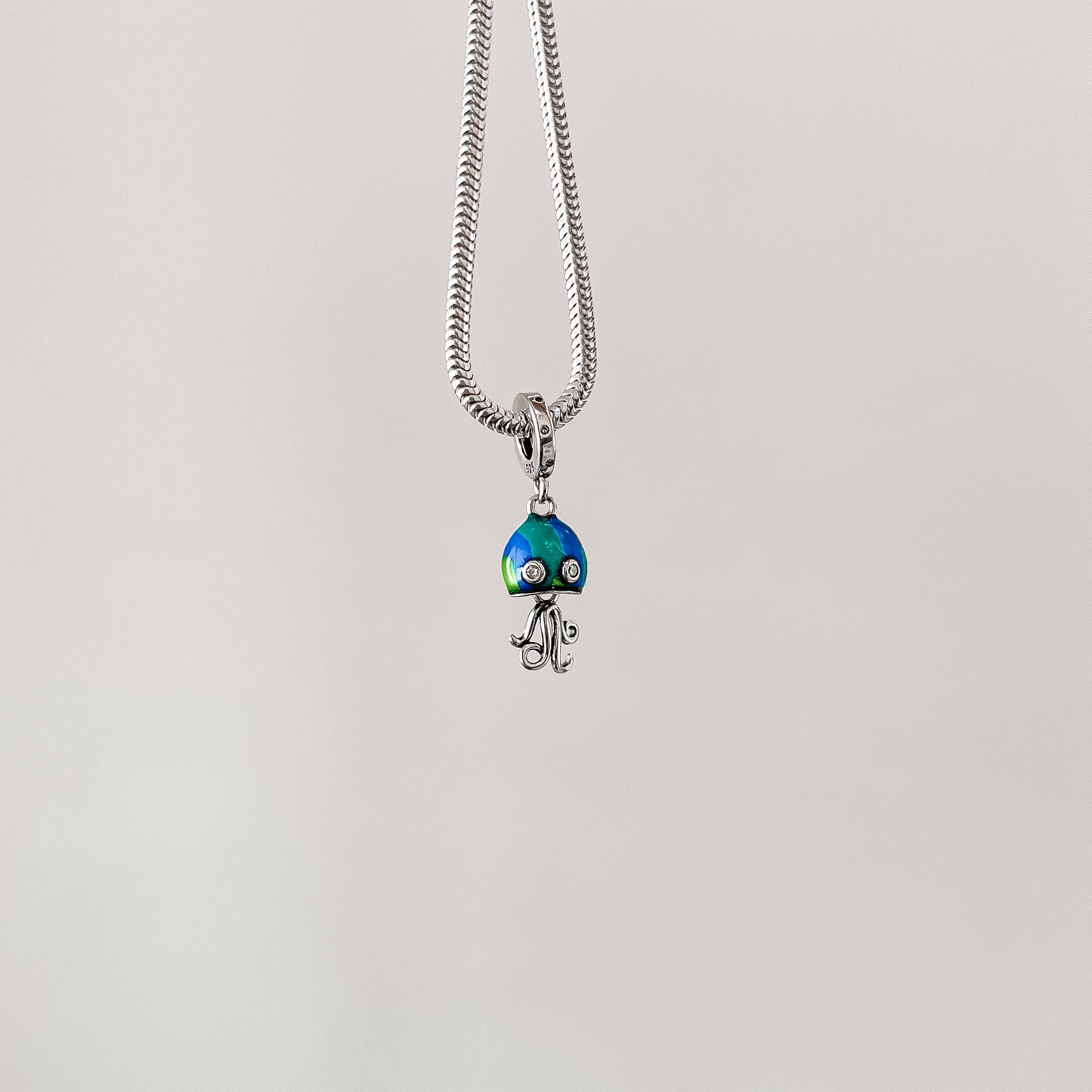 Berloque pingente água viva resina 17mm elo cravejado envelhecido