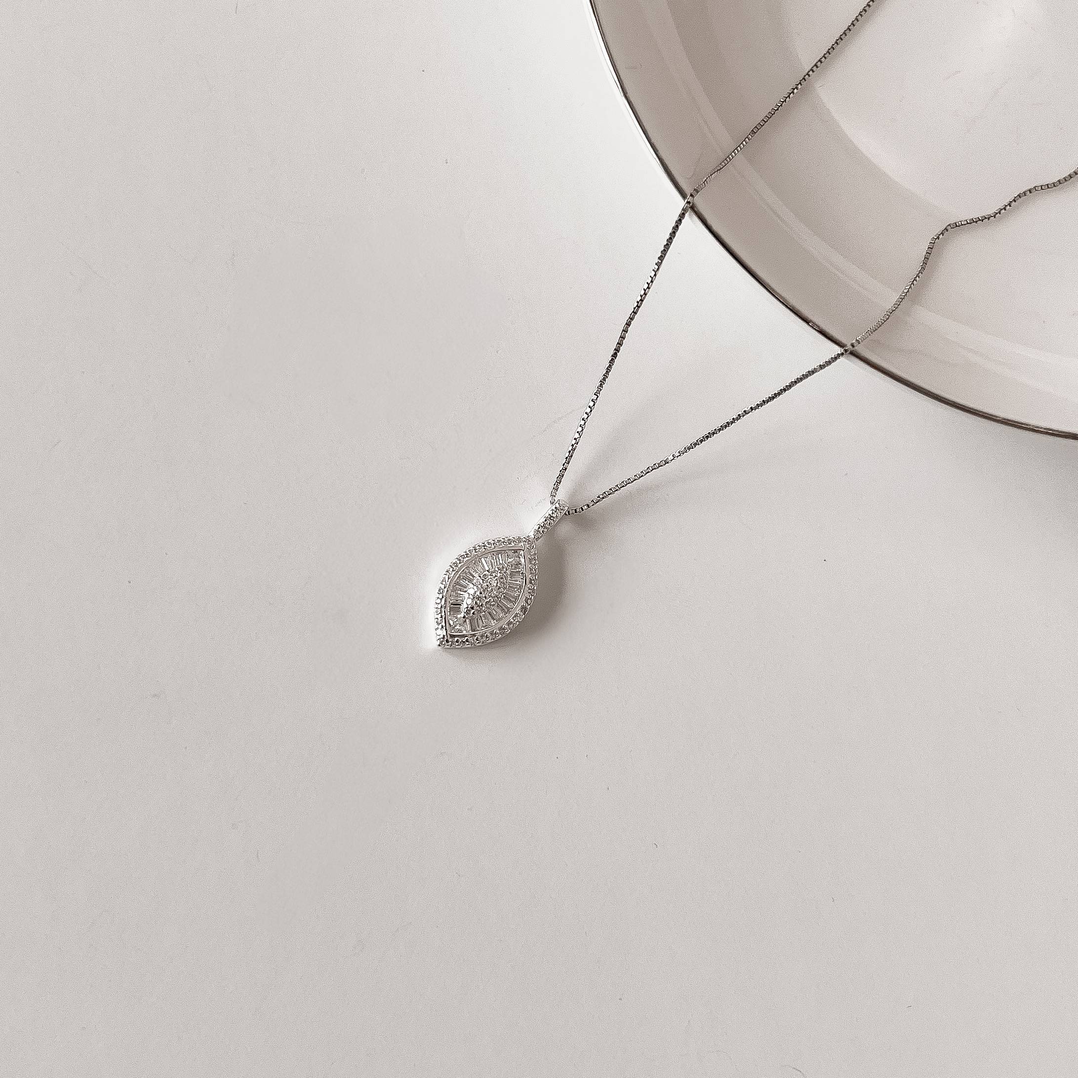 Imagem Colar pingente folha cravejada 16mm 45cm