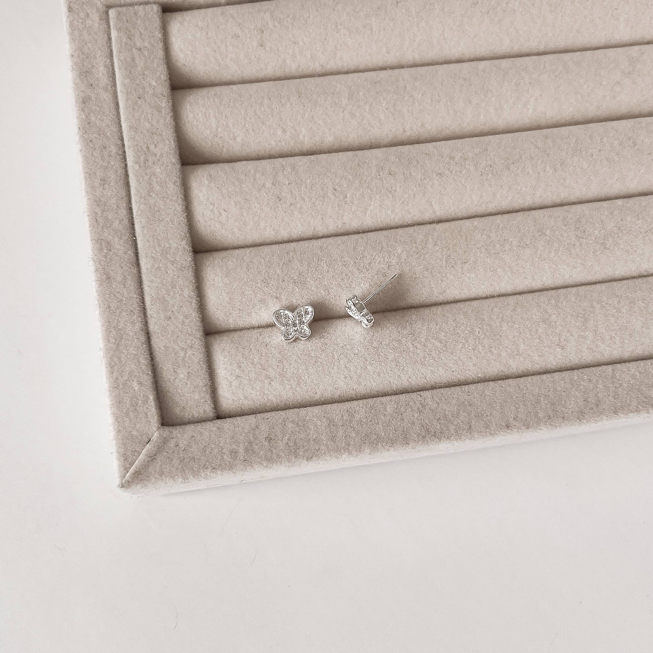 Brinco borboleta cravejada 8mm