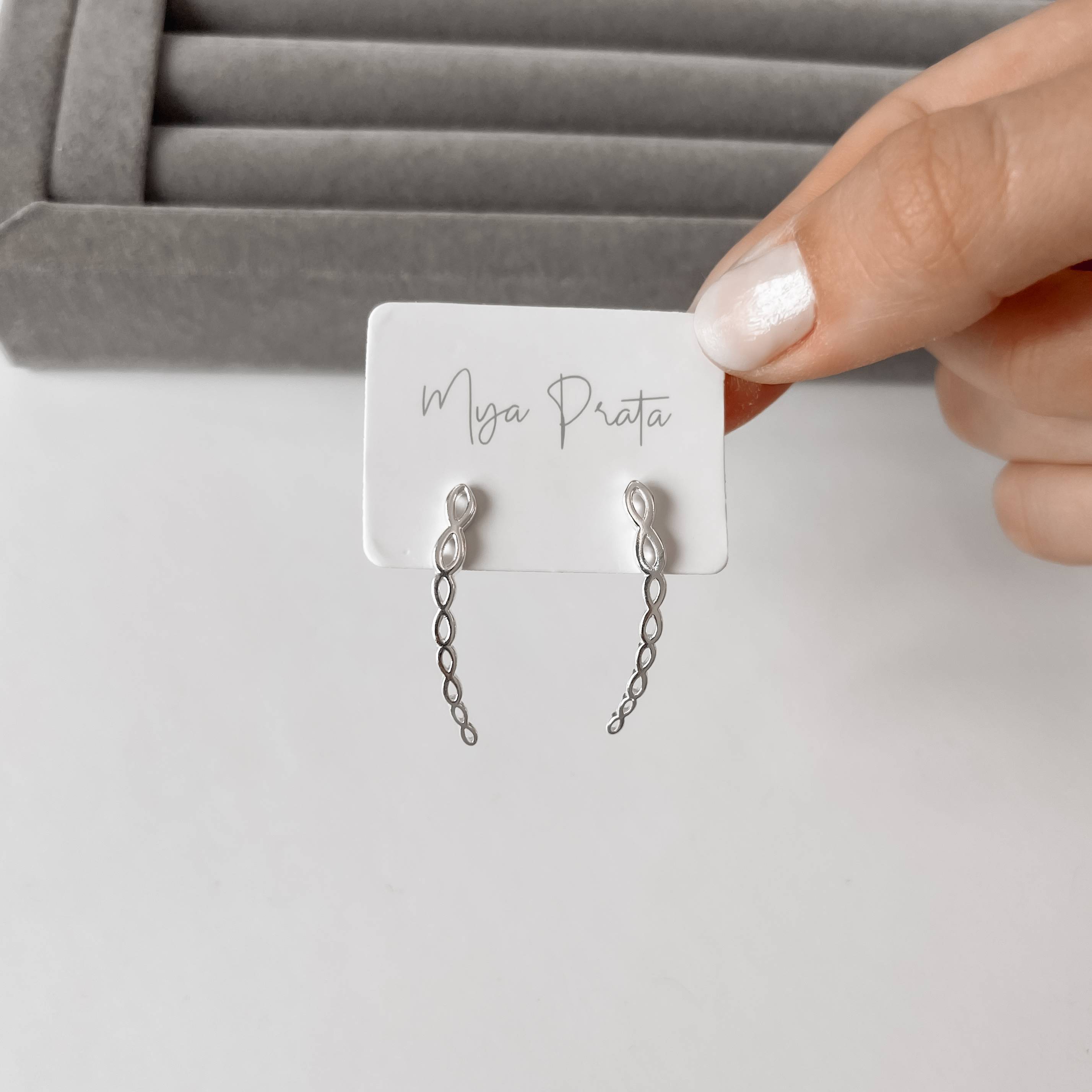 Brinco gomos vazados tarraxa