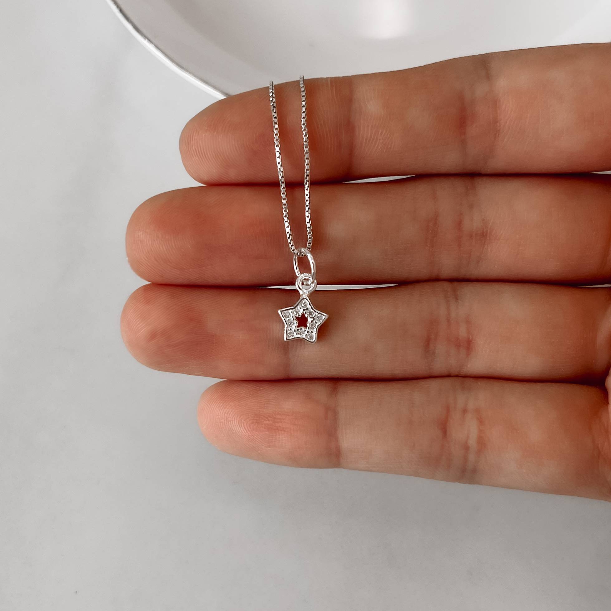 Imagem Colar pingente estrela vazada cravejada 8mm 40cm