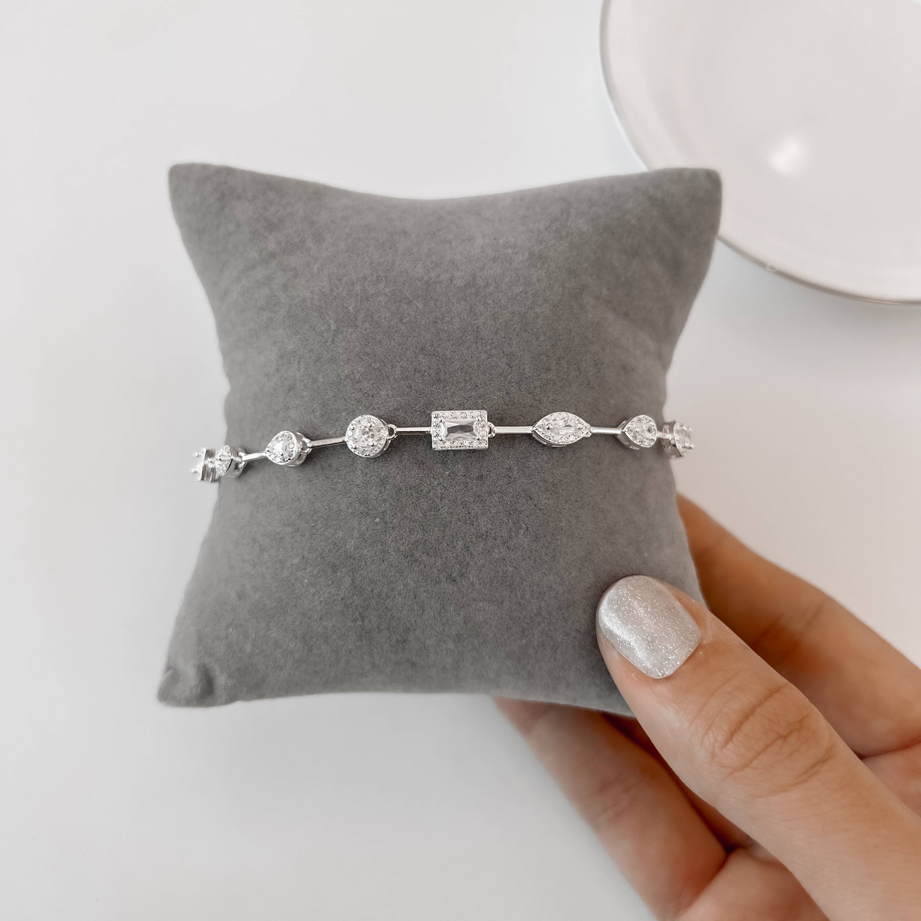 Imagem Pulseira entremeios zircônias gota, redonda, retangular e navete com cravejado 17cm com alongadora