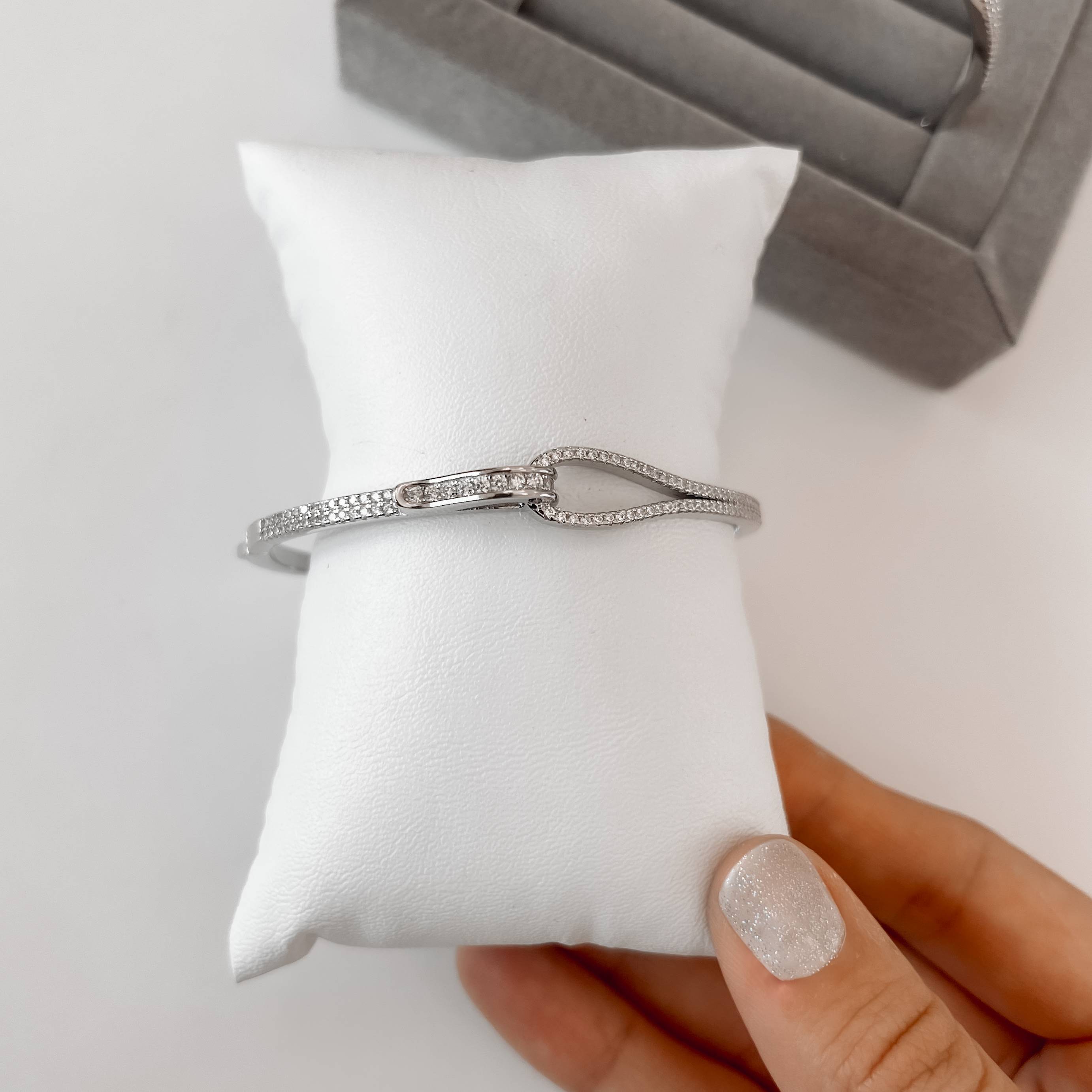 Imagem Secundária Bracelete fios cravejados entrelaçados com fecho lateral ródio