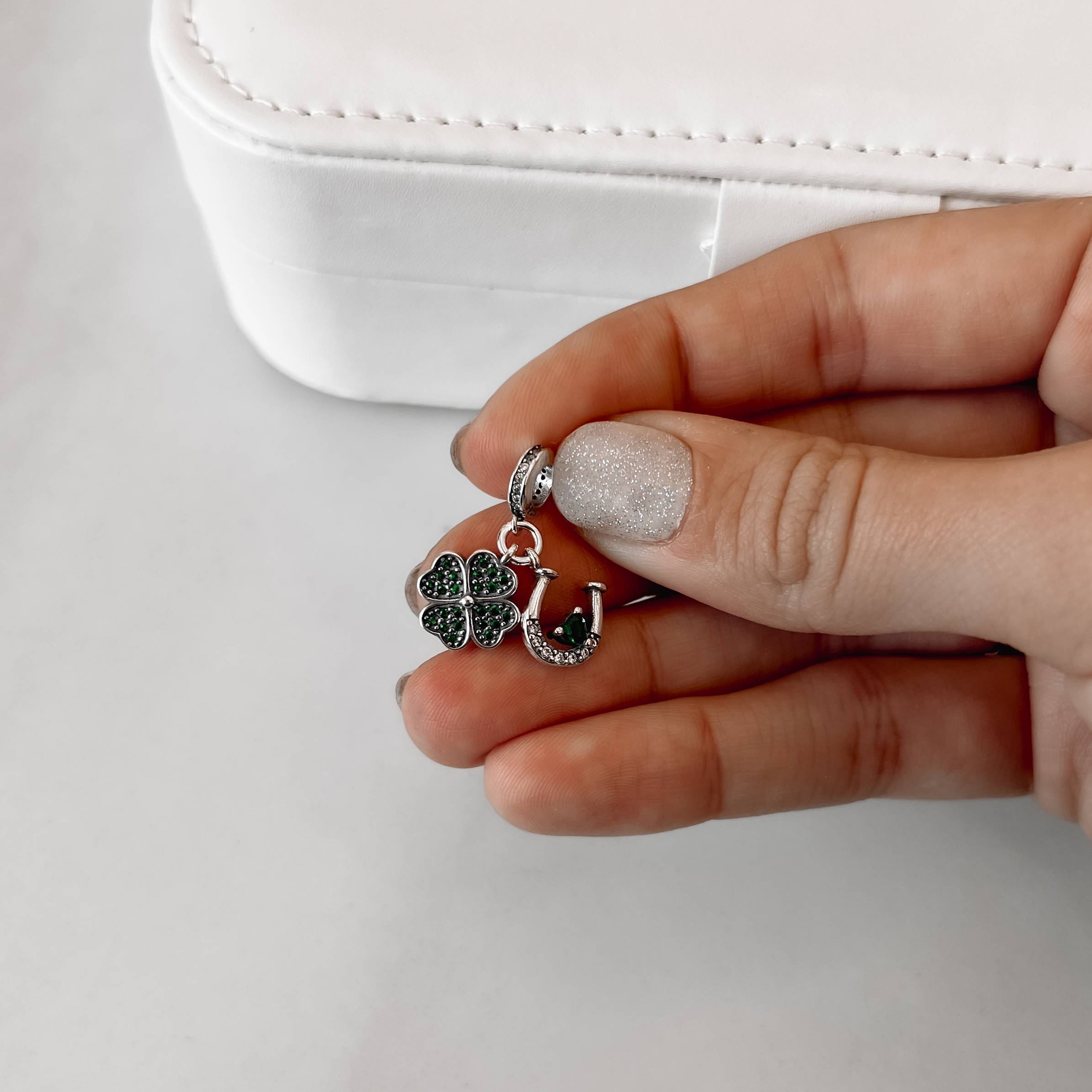 Imagem Secundária Berloque pingentes trevo e ferradura cravejados cristal e verde ródio