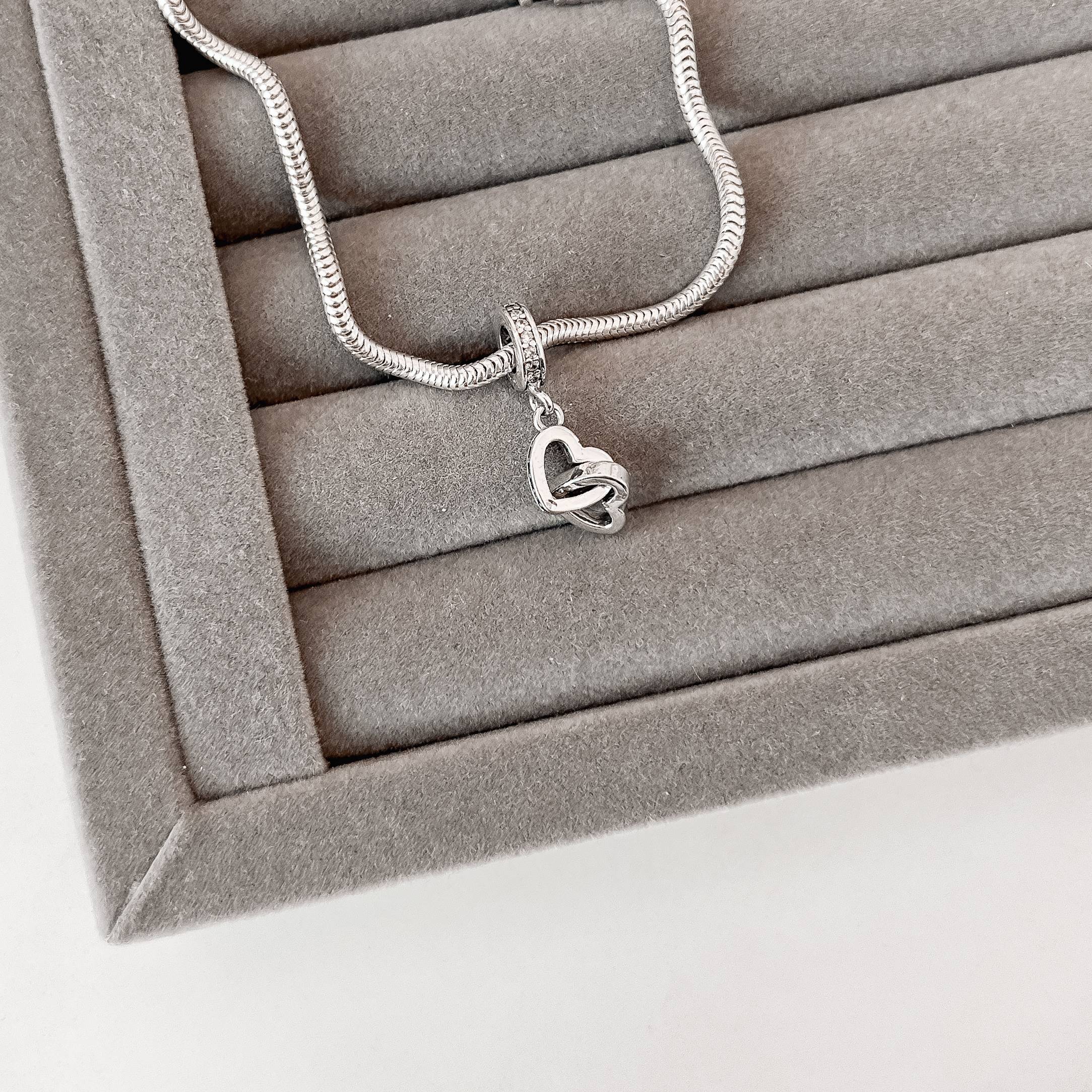 Imagem Berloque pingente corações vazados liso e cravejado envelhecido