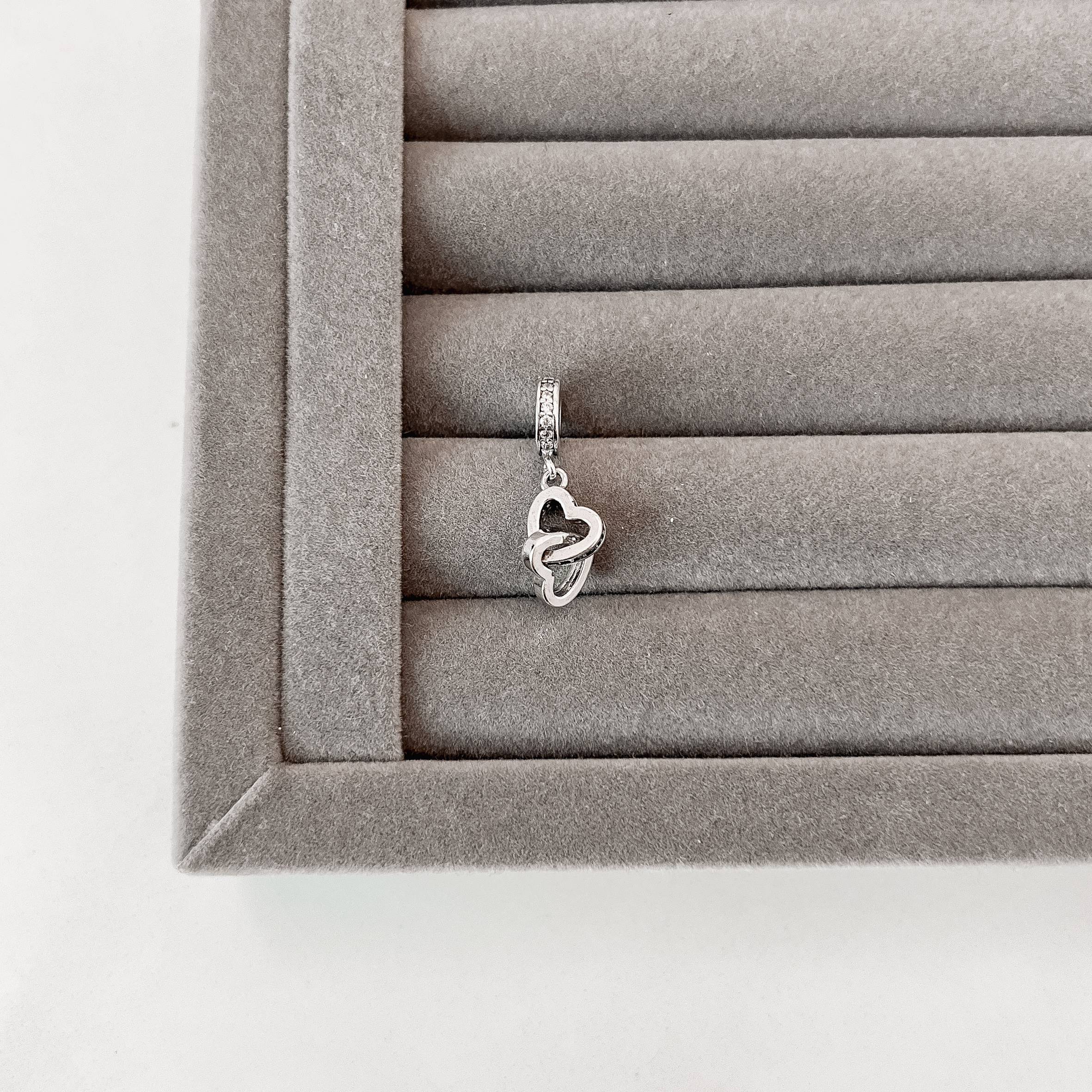 Imagem Secundária Berloque pingente corações vazados liso e cravejado envelhecido