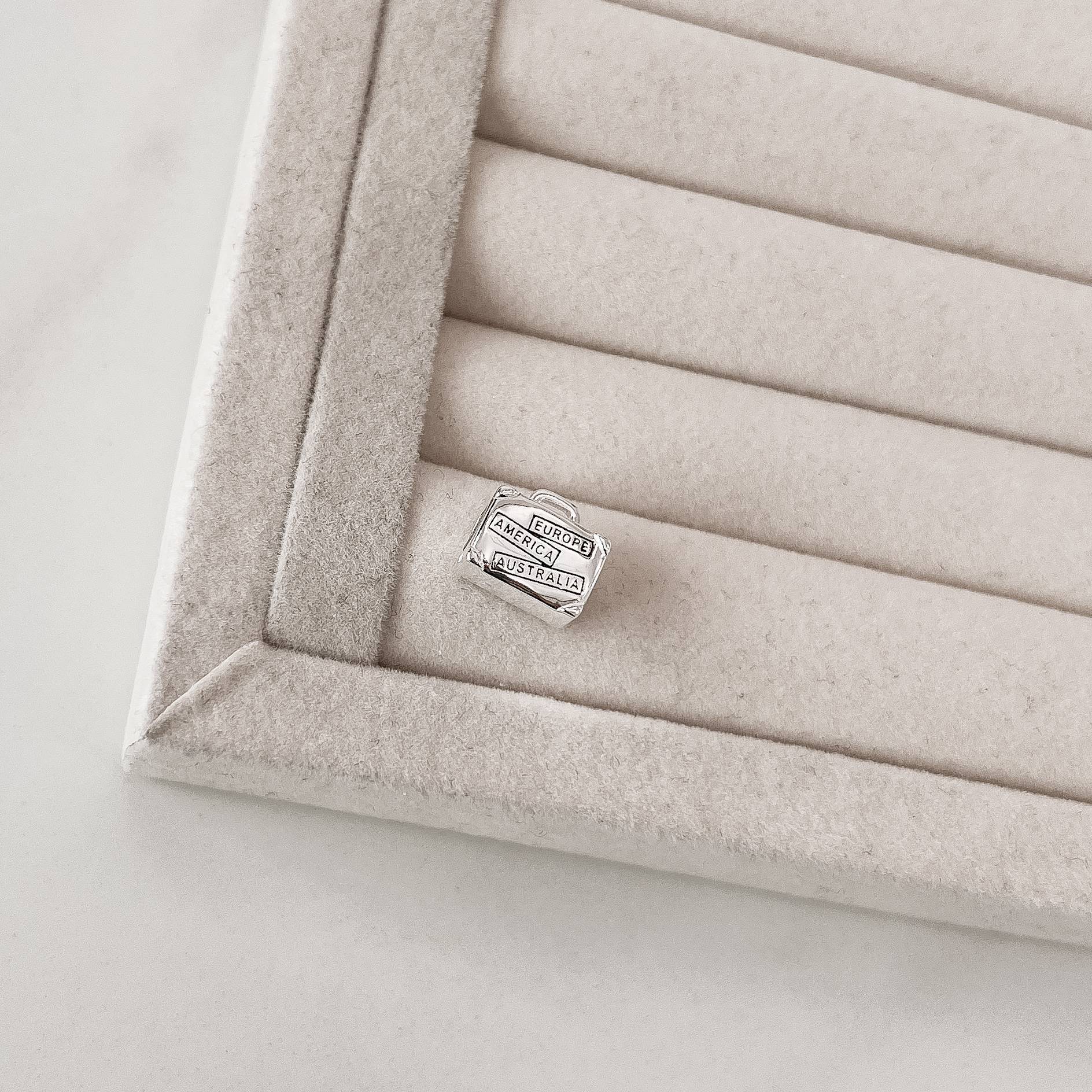 Imagem Secundária Berloque separador mala escrito I love to travel resina 11mm envelhecido