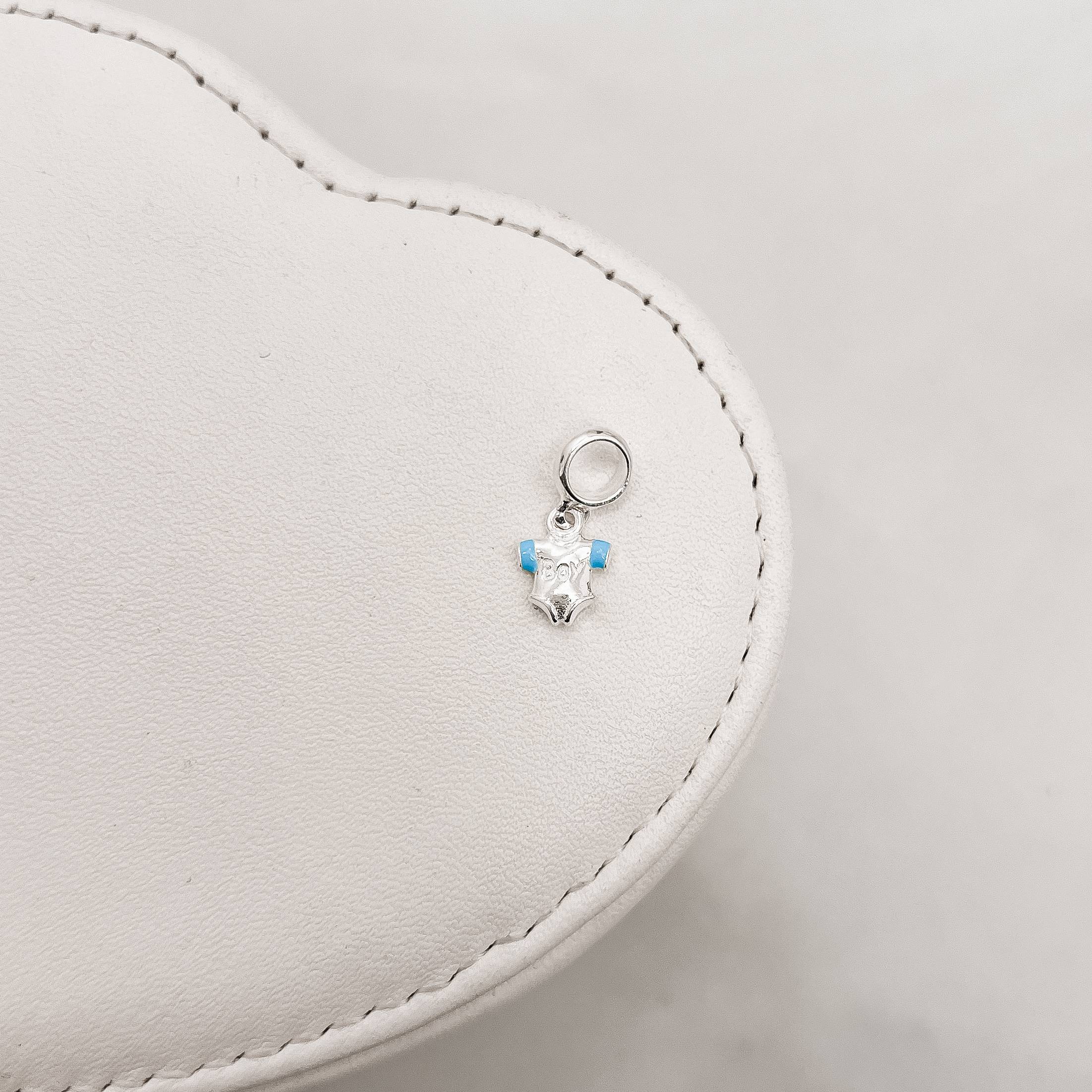 Berloque pingente roupinha escrito boy 9mm resina