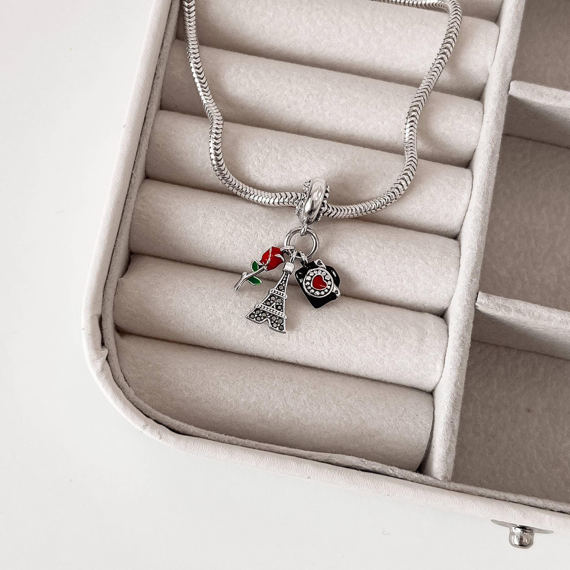 Imagem Secundária Berloque pingentes torre Eiffel cravejada, câmera e rosa envelhecido