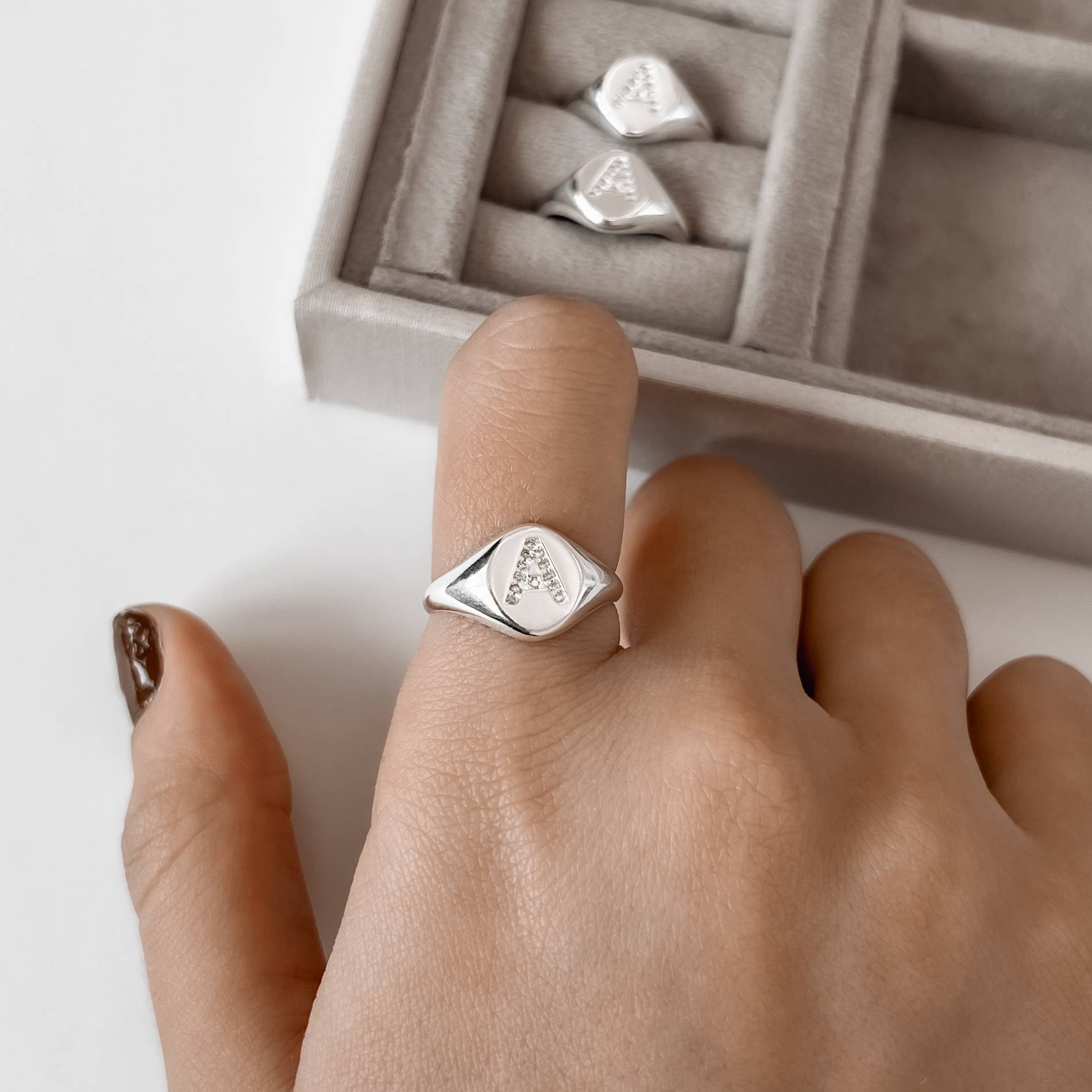 Anel oval letra A cravejada regulável G