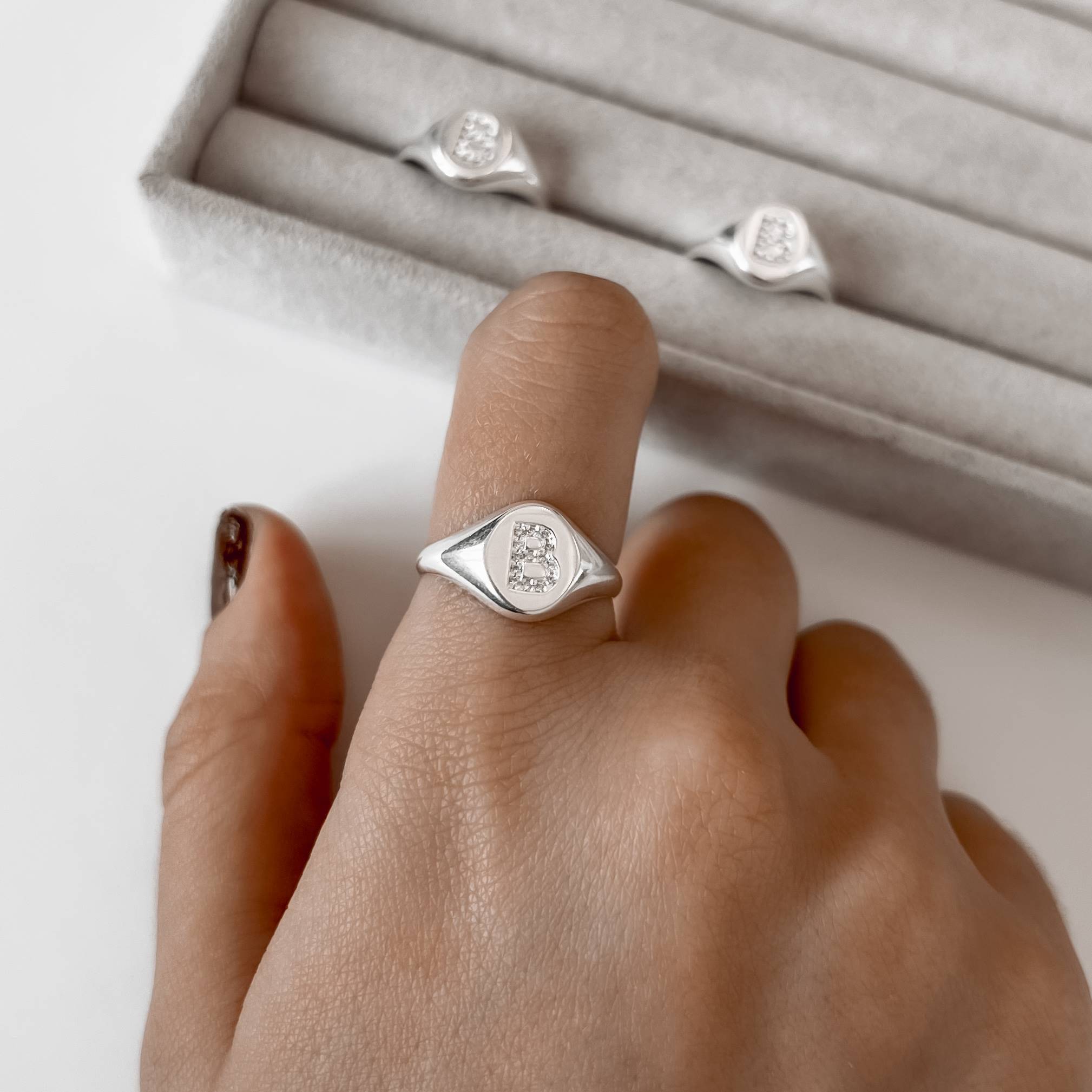 Anel oval letra B cravejada regulável G