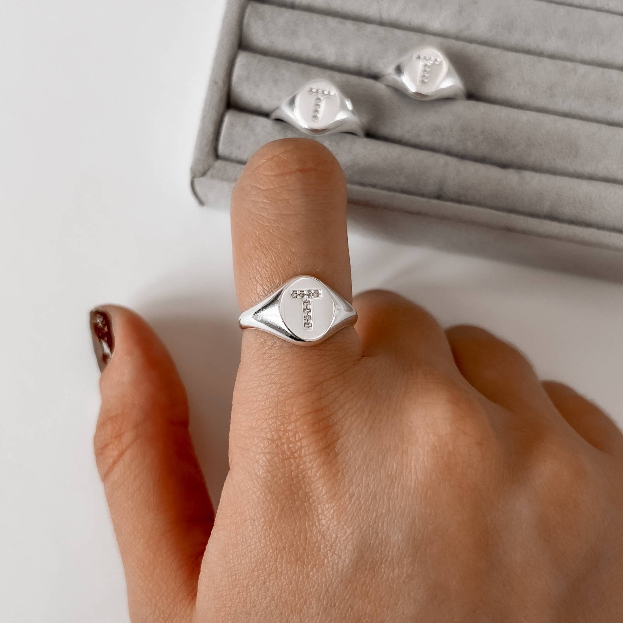 Anel oval letra T cravejada regulável P