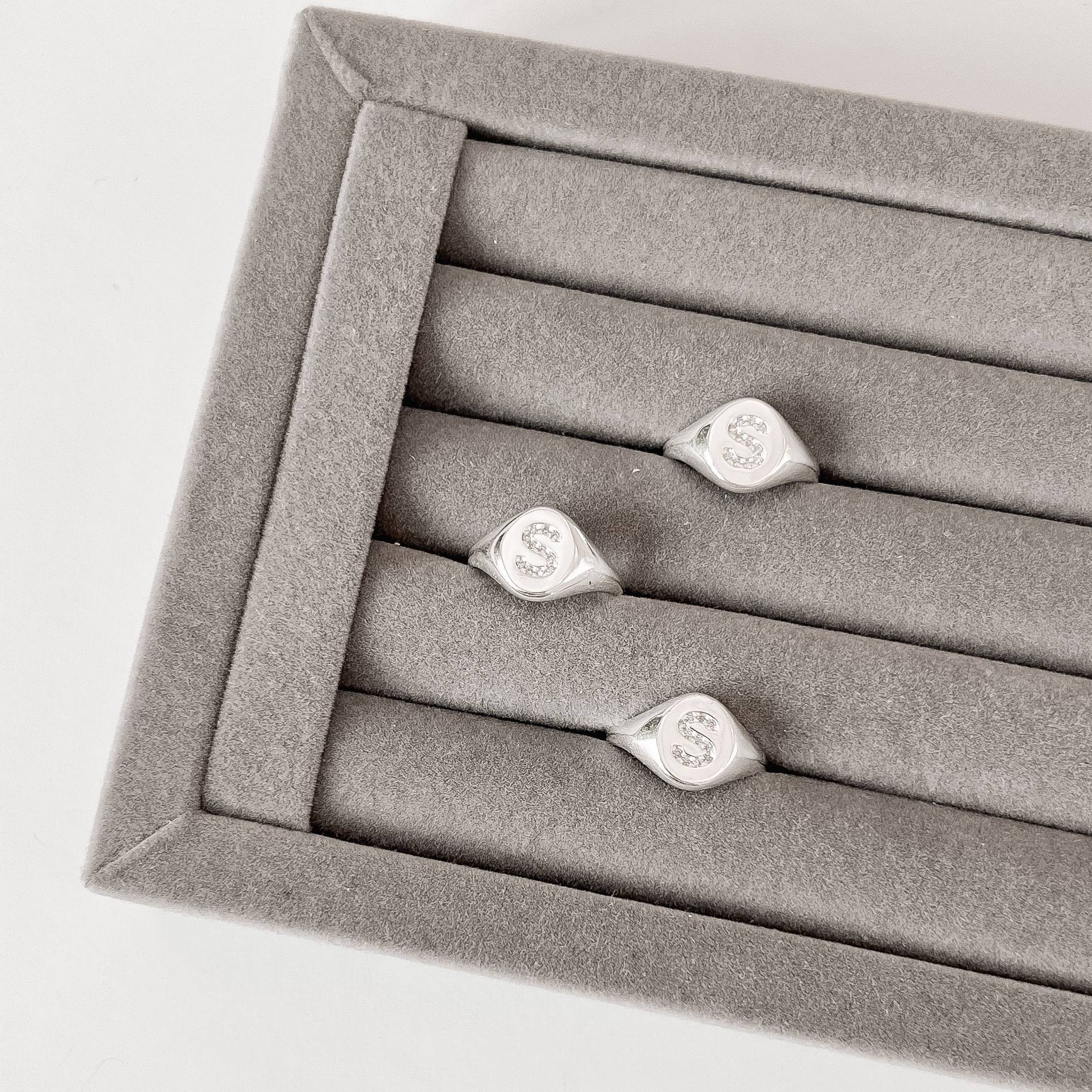 Anel oval letra S cravejada regulável P