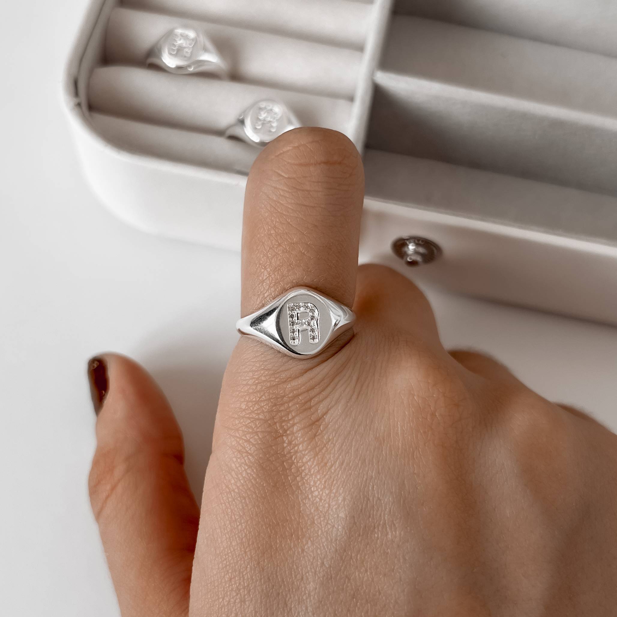 Anel oval letra R cravejada regulável G