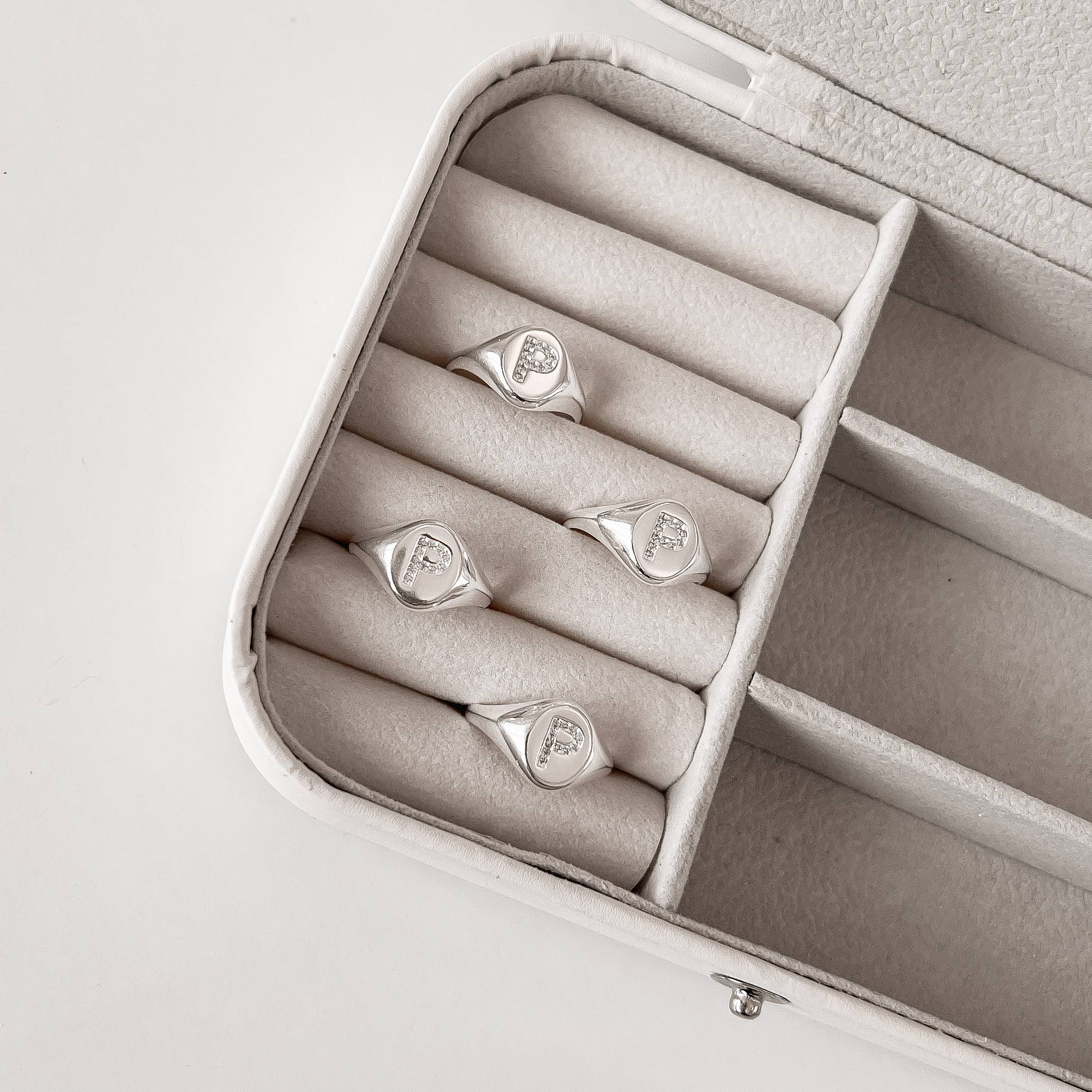 Anel oval letra P cravejada regulável G