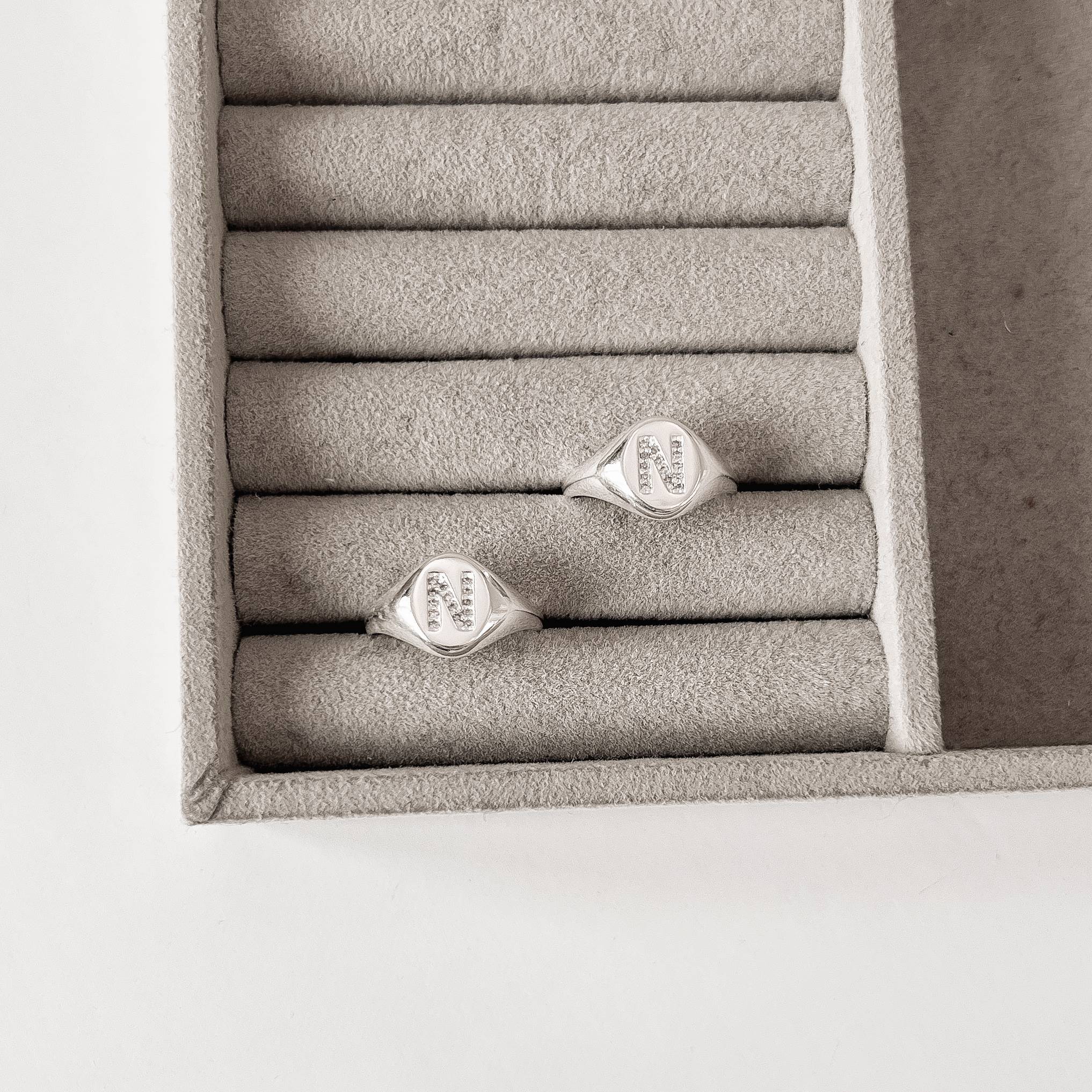 Anel oval letra N cravejada regulável G